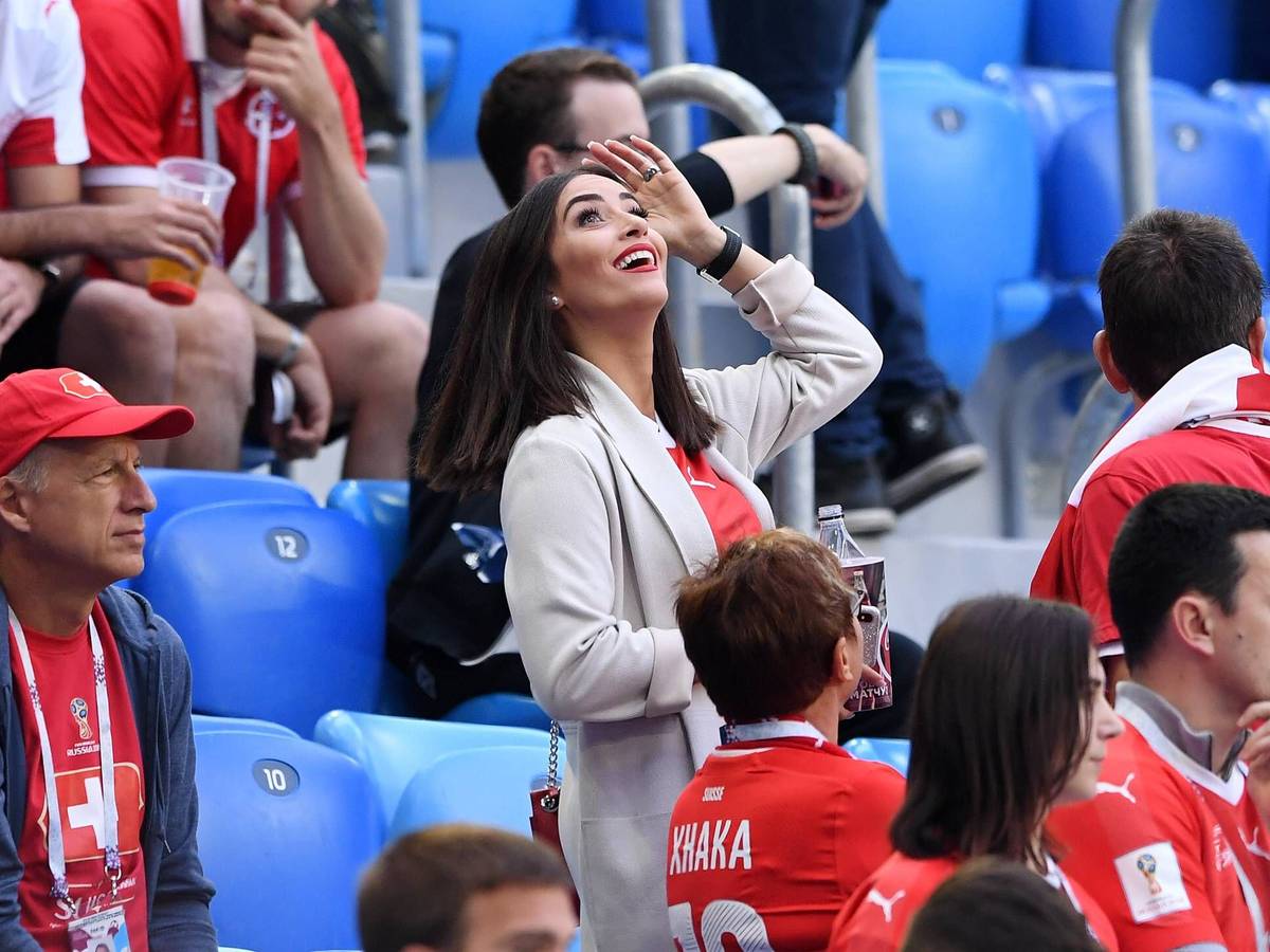 Leonita Xhaka, Frau von Ex-Gladbach-Kapitän und Arsenal-London-Star Granit Xhaka. Auf diesem Foto ist sie am 3. Juli 2018 beim WM-Achtelfinale der Schweiz gegen Schweden zu sehen. Sie schaut nach oben.