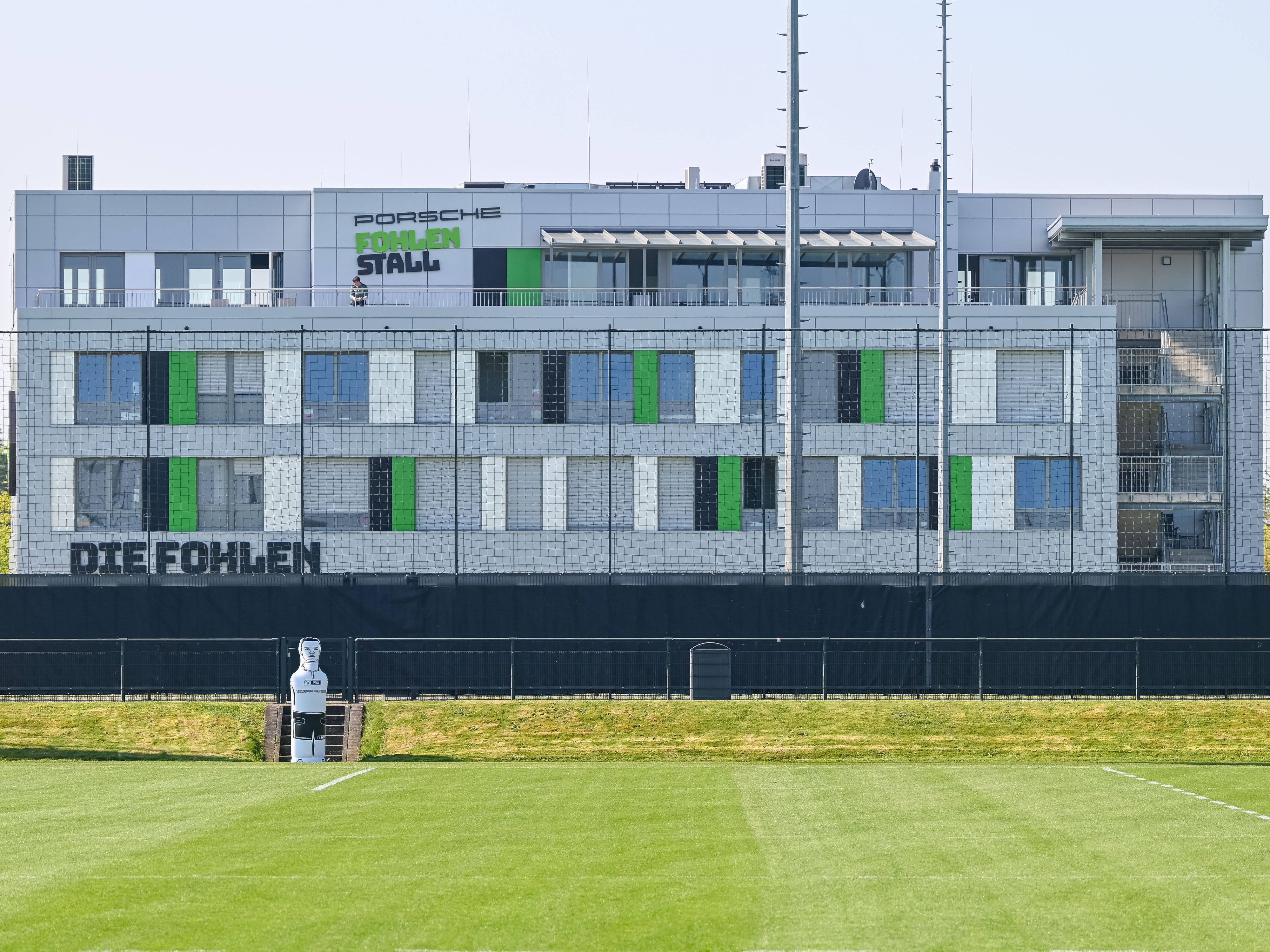 Das Jugend-Internat von Fußball-Bundesligist Borussia Mönchengladbach. Diese Aufnahme aus dem Borussia-Park stammt vom 28. April 2022. Zu sehen ist die Ansicht auf das Gebäude vom Trainingsplatz der Profis.