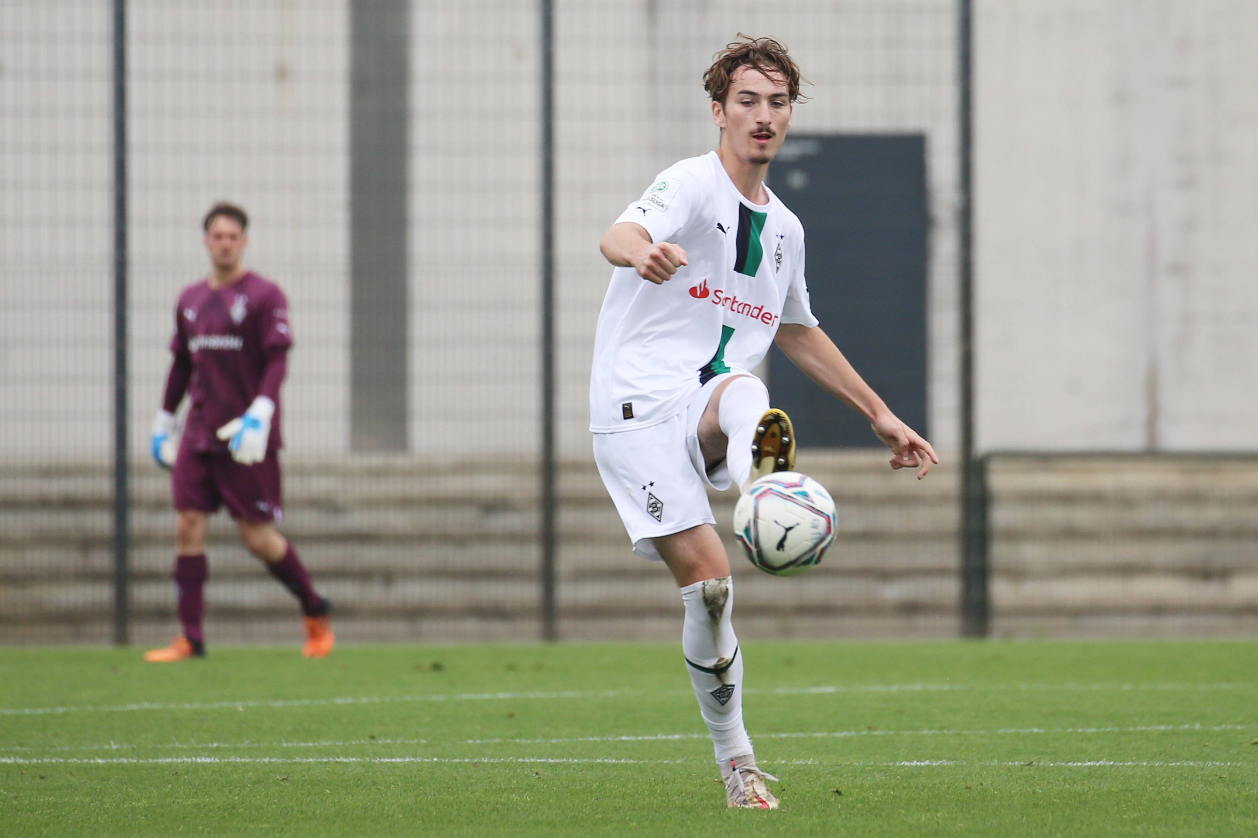 Tony Reitz, Bruder von Gladbach-Profi Rocco Reitz, hat bei Borussia Mönchengladbach seinen Vertrag verlängert. Auf diesem Foto ist der Mittelfeldspieler am 20. August 2022 im Borussia-Park zu sehen. Er spielt den Ball mit dem linken Fuß.