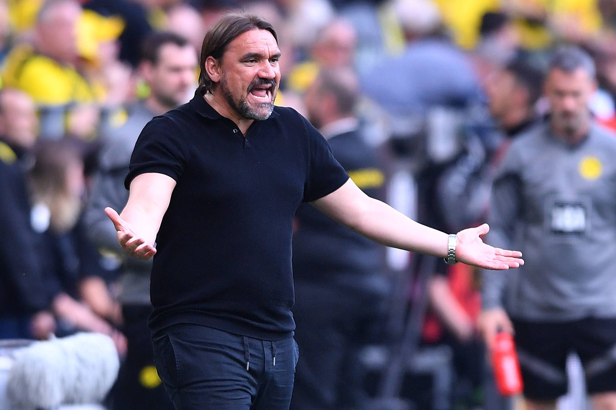 Daniel Farke aufgebracht! Das Foto zeigt den Trainer von Borussia Mönchengladbach mit beiden Armen gestikulierend beim Bundesliga-Spiel gegen Borussia Dortmund am 13. Mai 2023.