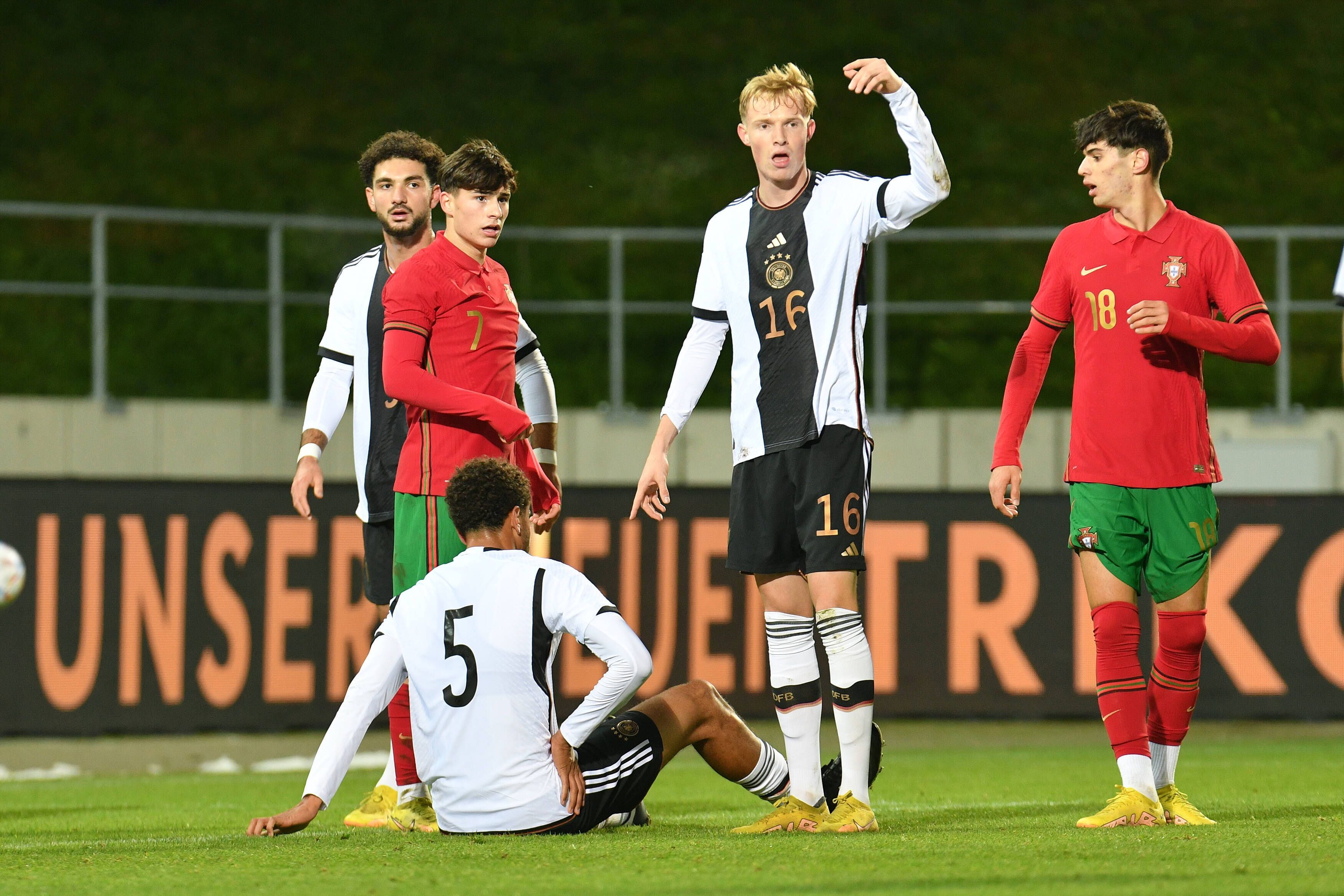 Das Foto zeigt Mittelfeld-Talent Tim Breithaupt (2.v.r.) beim U20-Länderspiel Deutschland gegen Portugal am 22. November 2022.