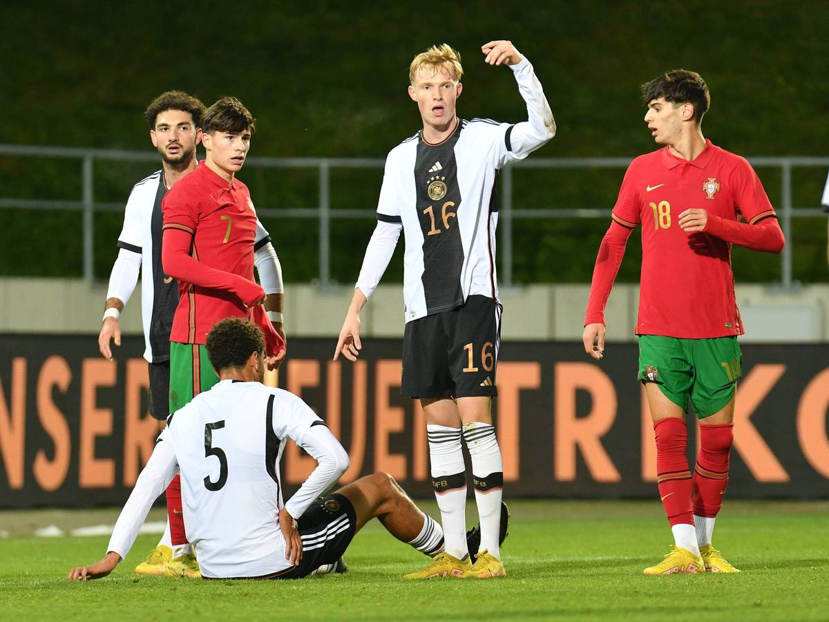 Das Foto zeigt Mittelfeld-Talent Tim Breithaupt (2.v.r.) beim U20-Länderspiel Deutschland gegen Portugal am 22. November 2022.