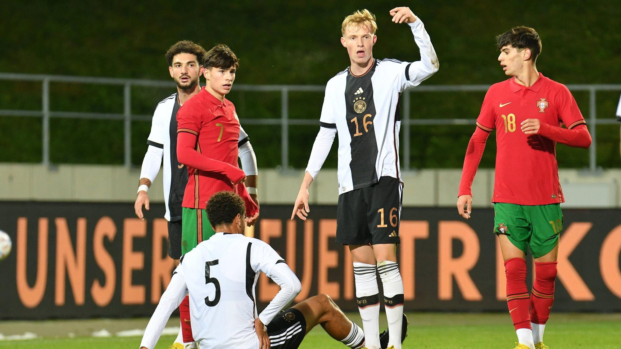 Das Foto zeigt Mittelfeld-Talent Tim Breithaupt (2.v.r.) beim U20-Länderspiel Deutschland gegen Portugal am 22. November 2022.