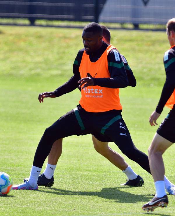 Am Sonntag (21. Mai 2023/19.30 Uhr) tritt Borussia Mönchengladbach am 33. Bundesliga-Spieltag bei Bayer 04 Leverkusen an. Stürmer Marcus Thuram könnte dabei wieder eine Option für Trainer Daniel Farke sein. Das Foto zeigt den Franzosen bei einer Trainingseinheit am 17. Mai im Borussia-Park.