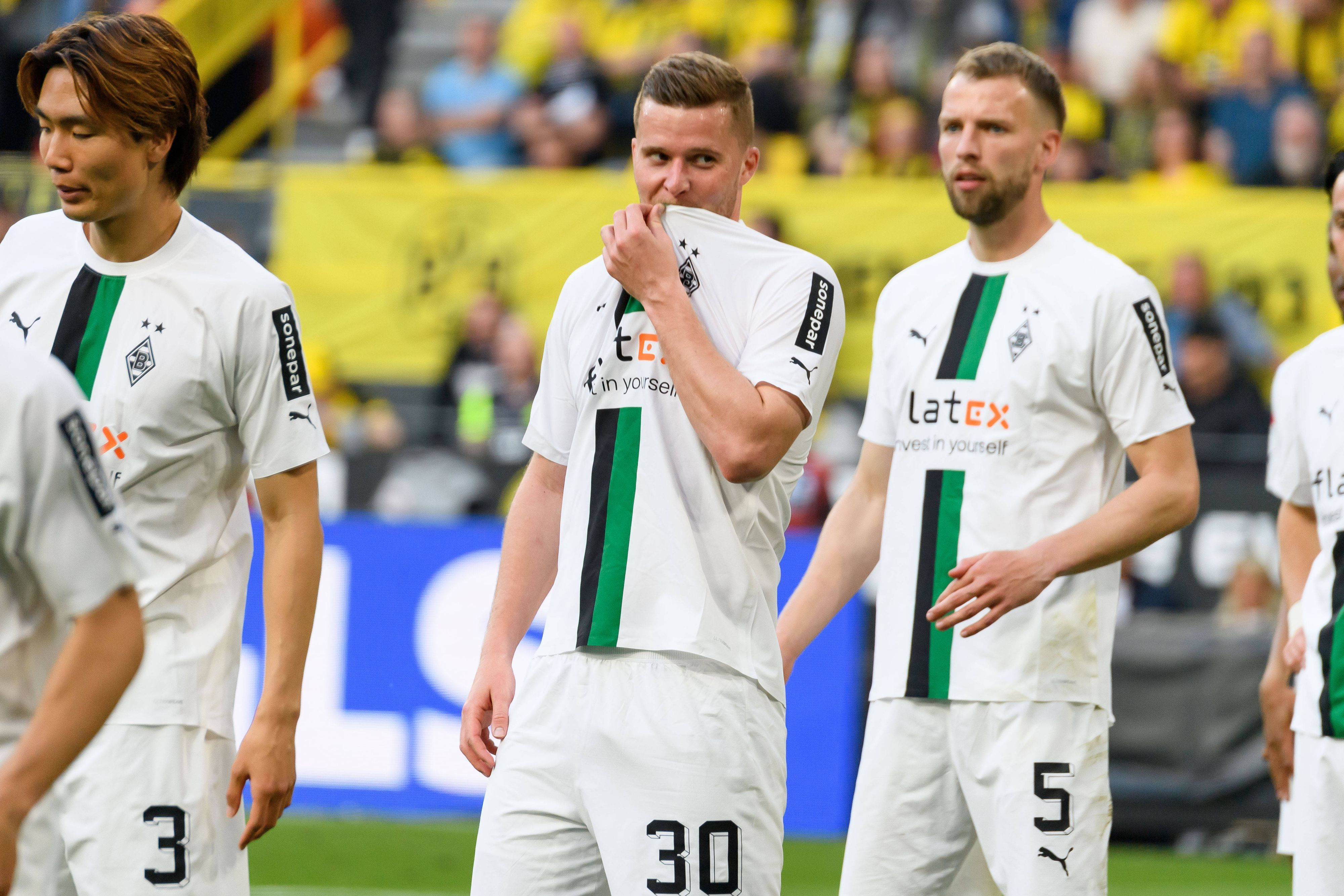 Gladbach-Profi Nico Elvedi (M.), hier zu sehen am 13. Mai 2023 während der Bundesliga-Partie bei Borussia Dortmund. Der Schweizer Nationalspieler wirkt frustriert.