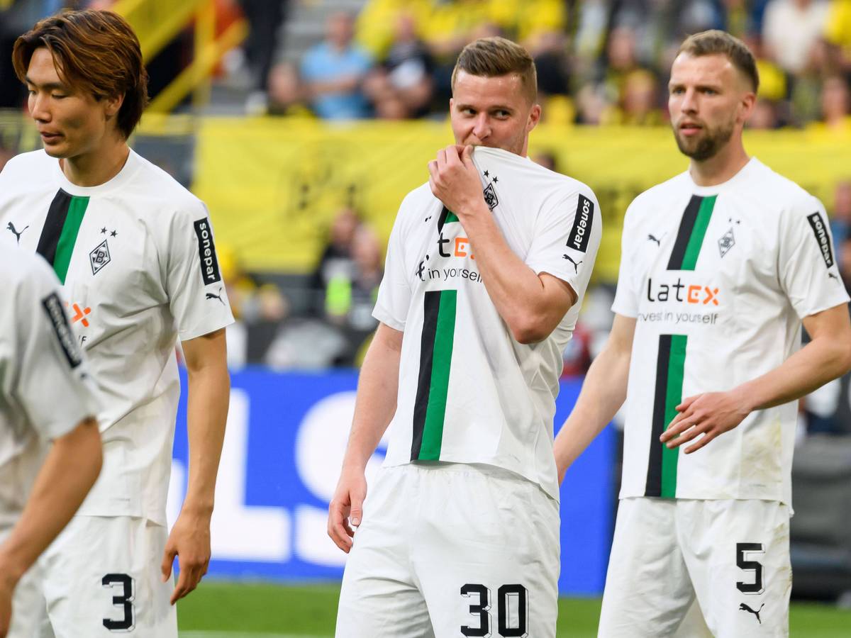Gladbach-Profi Nico Elvedi (M.), hier zu sehen am 13. Mai 2023 während der Bundesliga-Partie bei Borussia Dortmund. Der Schweizer Nationalspieler wirkt frustriert.