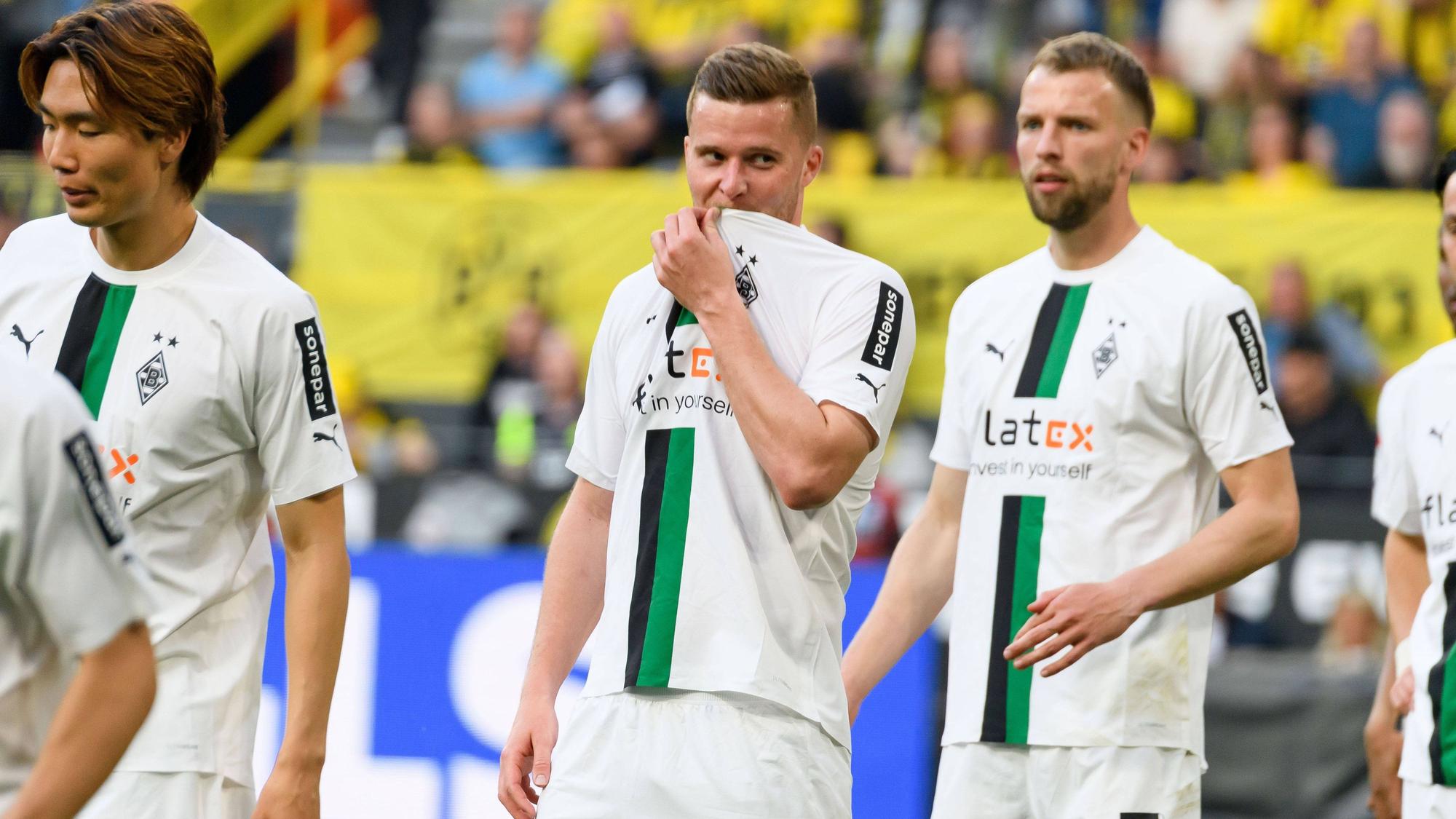 Gladbach-Profi Nico Elvedi (M.), hier zu sehen am 13. Mai 2023 während der Bundesliga-Partie bei Borussia Dortmund. Der Schweizer Nationalspieler wirkt frustriert.