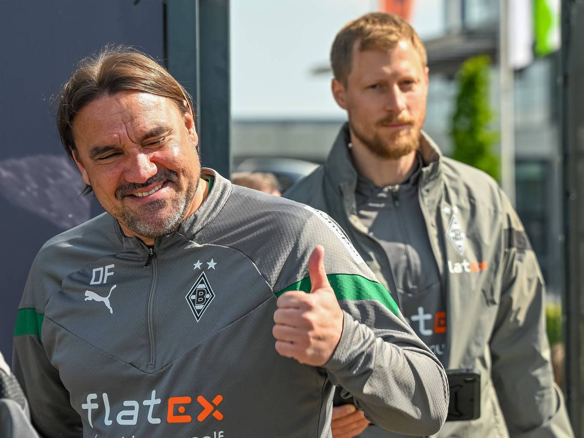 Daniel Farke, Trainer von Borussia Mönchenglabach, hier zu sehen am 18. Mai 2023 auf dem Weg zum Trainingsgelände im Borussia-Park. Daniel Farke macht die Daumen-Hoch-Geste.