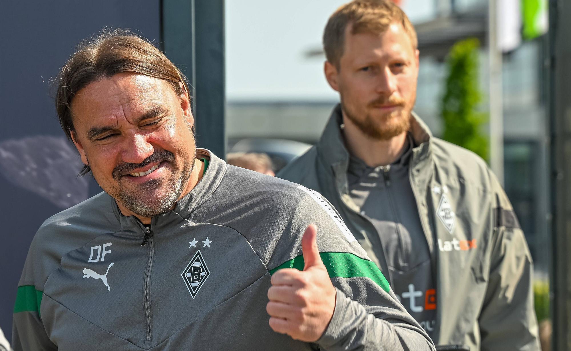 Daniel Farke, Trainer von Borussia Mönchenglabach, hier zu sehen am 18. Mai 2023 auf dem Weg zum Trainingsgelände im Borussia-Park. Daniel Farke macht die Daumen-Hoch-Geste.