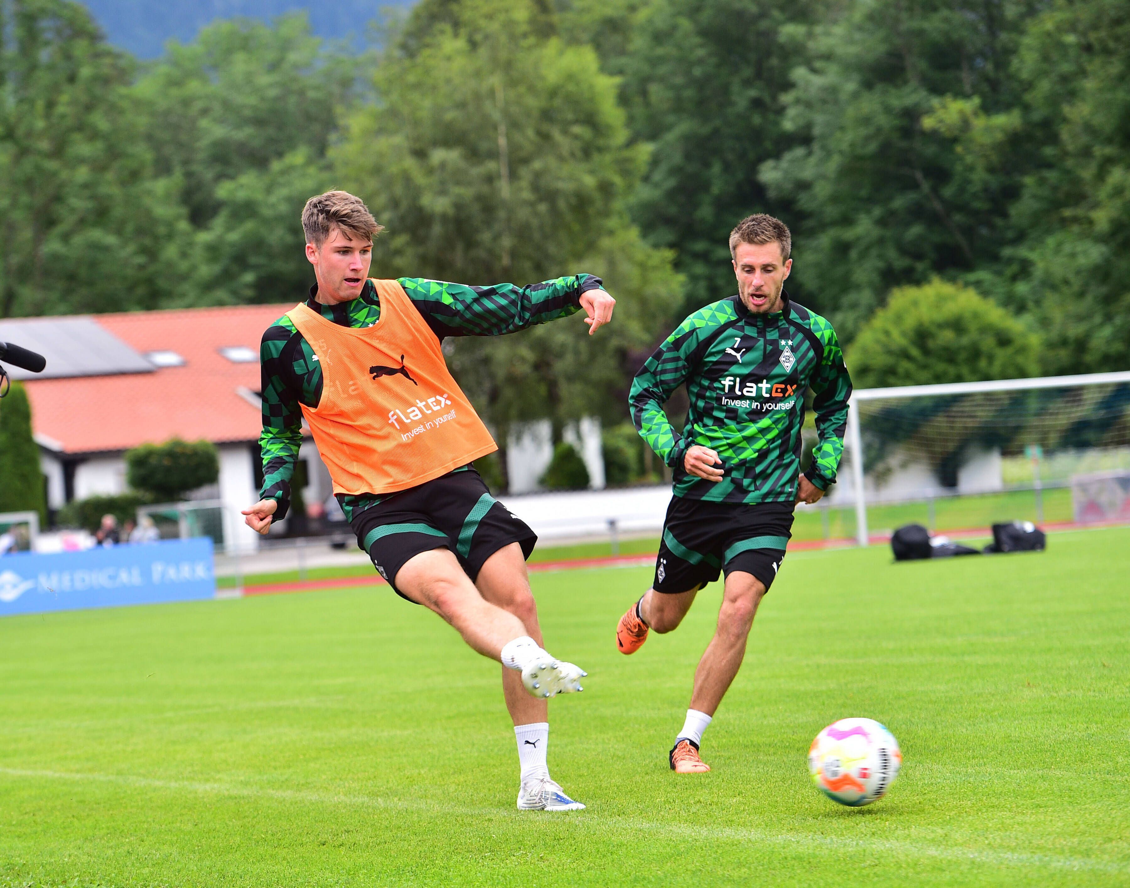 U23-Innenverteidiger Tom Gaal (l.) verlässt Borussia Mönchengladbach im Sommer 2023. Das Foto zeigt ihn gemeinsam mit Patrick Herrmann im Profi-Trainingslager am 8. Juli 2022 in Rottach-Egern.