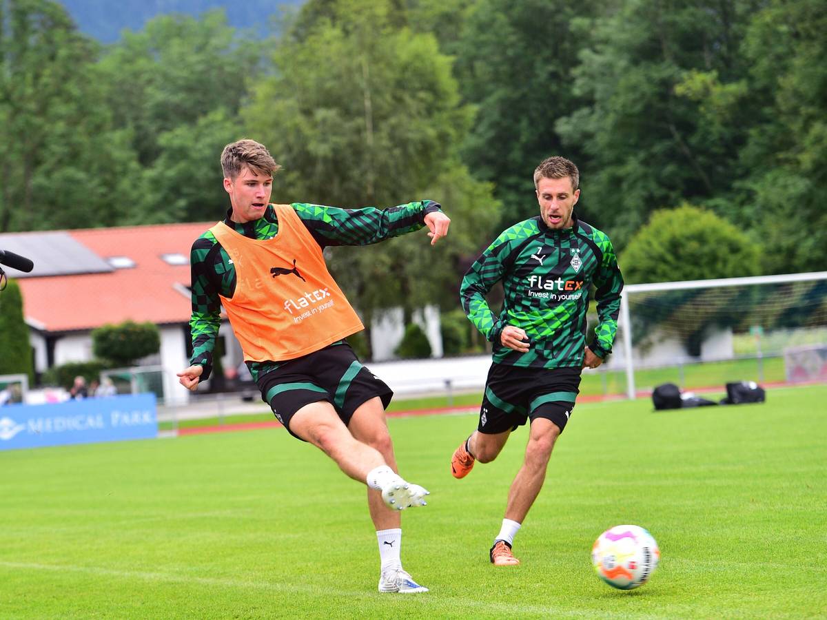 U23-Innenverteidiger Tom Gaal (l.) verlässt Borussia Mönchengladbach im Sommer 2023. Das Foto zeigt ihn gemeinsam mit Patrick Herrmann im Profi-Trainingslager am 8. Juli 2022 in Rottach-Egern.