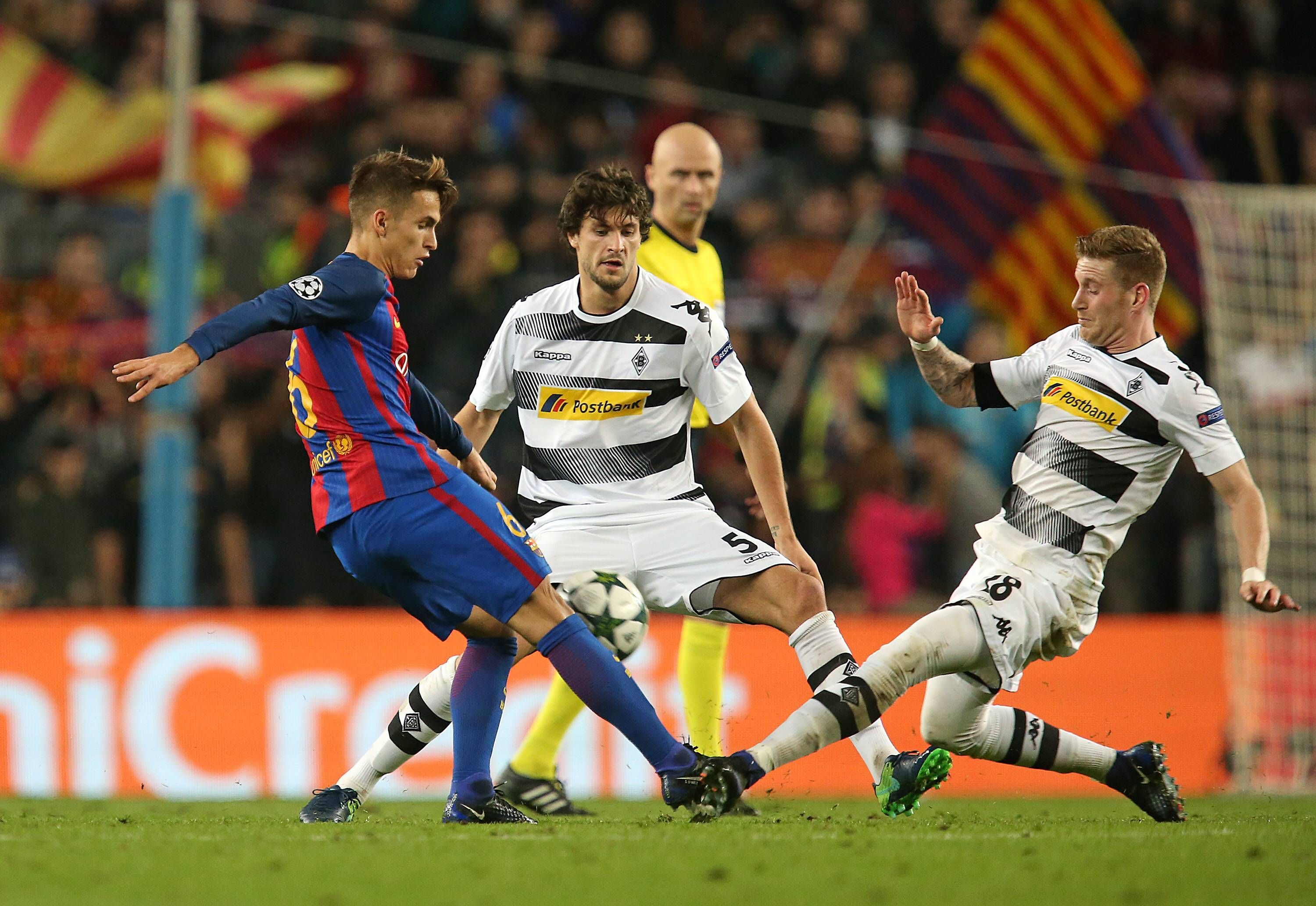 Die Ex-Gladbach-Stars André Hahn (r.) und Tobias Strobl (M.). Hier zu sehen im Champions-League-Duell der Borussia mit dem FC Barcelona am 6. Dezember 2016 im Stadion Camp Nou (Spanien). Die beiden sind im Zweikampf mit Denis Suarez.