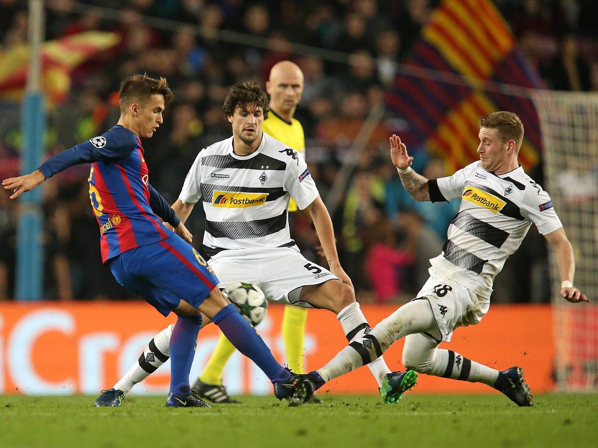 Die Ex-Gladbach-Stars André Hahn (r.) und Tobias Strobl (M.). Hier zu sehen im Champions-League-Duell der Borussia mit dem FC Barcelona am 6. Dezember 2016 im Stadion Camp Nou (Spanien). Die beiden sind im Zweikampf mit Denis Suarez.