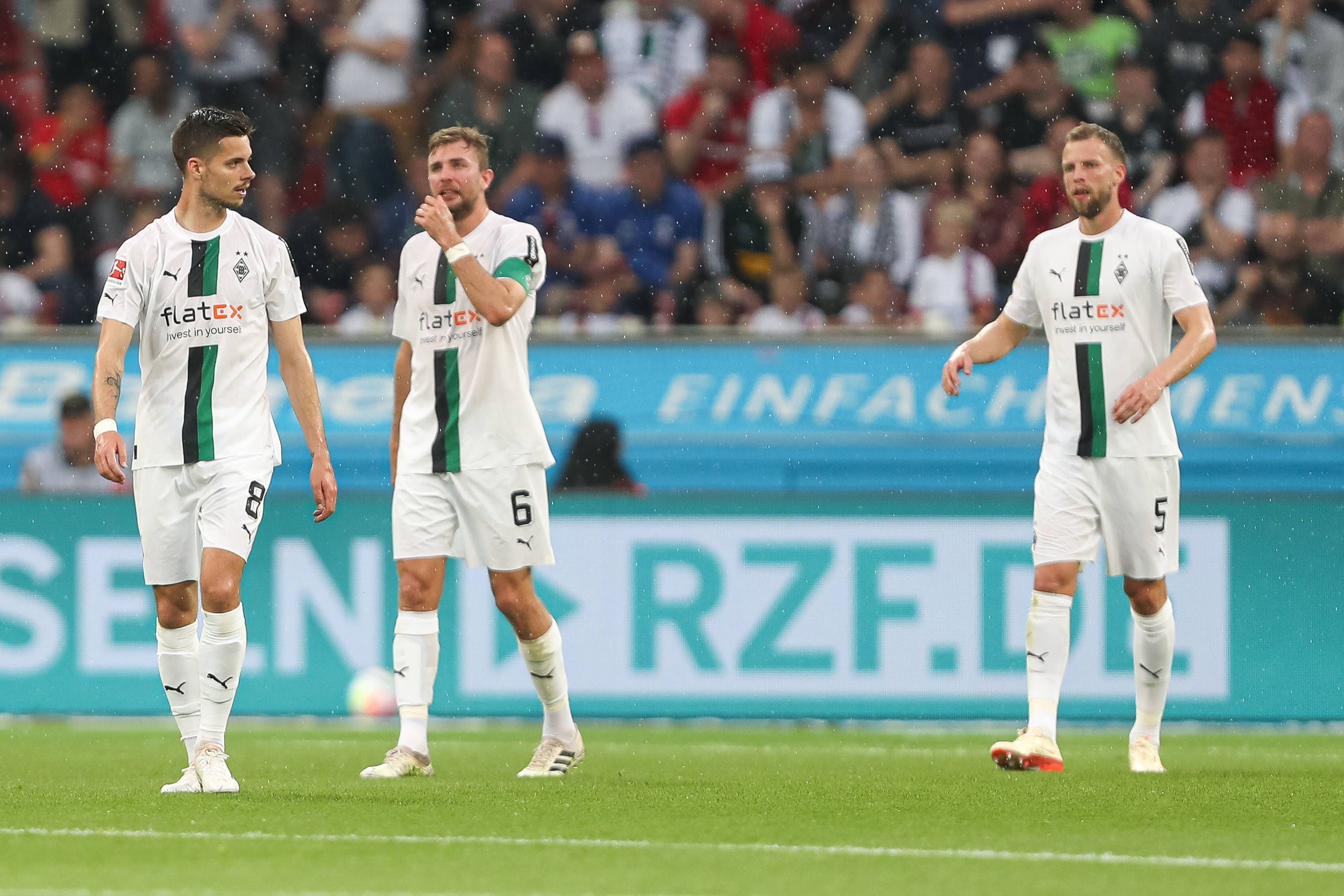 Borussia Mönchengladbach hat am Sonntag (21. Mai 2023) 2:2 bei Bayer Leverkusen gespielt. Das Foto zeigt Julian Weigl (l.), Christoph Kramer (Mitte) und Marvin Friedrich (r.).