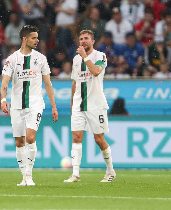 Borussia Mönchengladbach hat am Sonntag (21. Mai 2023) 2:2 bei Bayer Leverkusen gespielt. Das Foto zeigt Julian Weigl (l.), Christoph Kramer (Mitte) und Marvin Friedrich (r.).