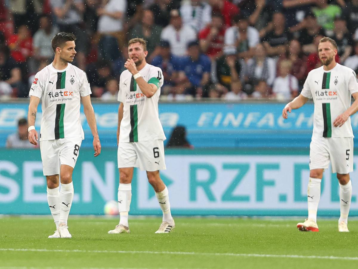 Borussia Mönchengladbach hat am Sonntag (21. Mai 2023) 2:2 bei Bayer Leverkusen gespielt. Das Foto zeigt Julian Weigl (l.), Christoph Kramer (Mitte) und Marvin Friedrich (r.).