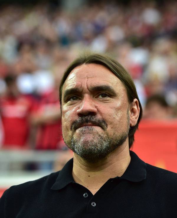 Daniel Farke, Trainer von Borussia Mönchengladbach, hier zu sehen an der Seitenlinie während der Bundesliga-Partie (21. Mai 2023) bei Bayer Leverkusen. Farke sieht angespannt aus.