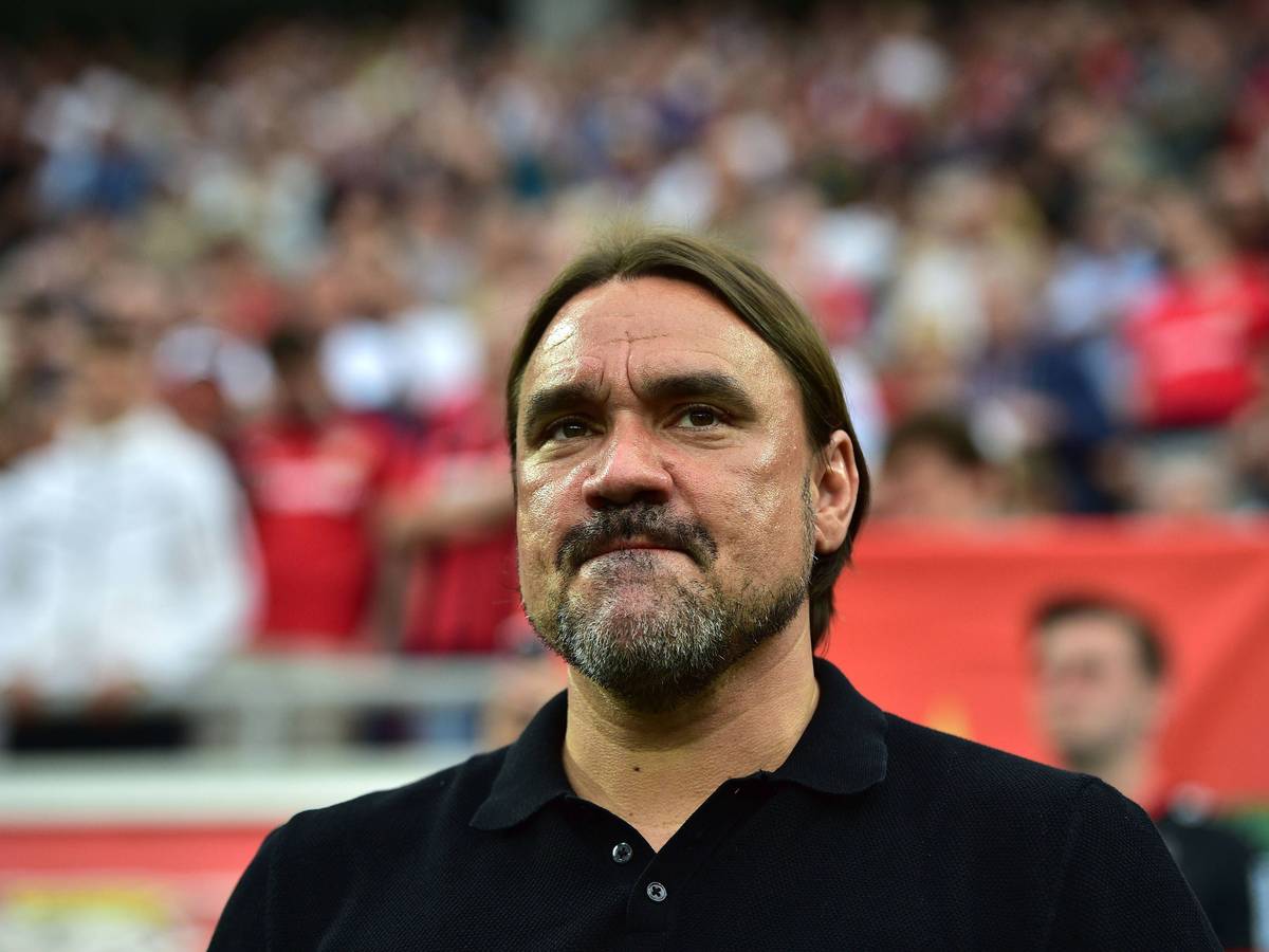 Daniel Farke, Trainer von Borussia Mönchengladbach, hier zu sehen an der Seitenlinie während der Bundesliga-Partie (21. Mai 2023) bei Bayer Leverkusen. Farke sieht angespannt aus.