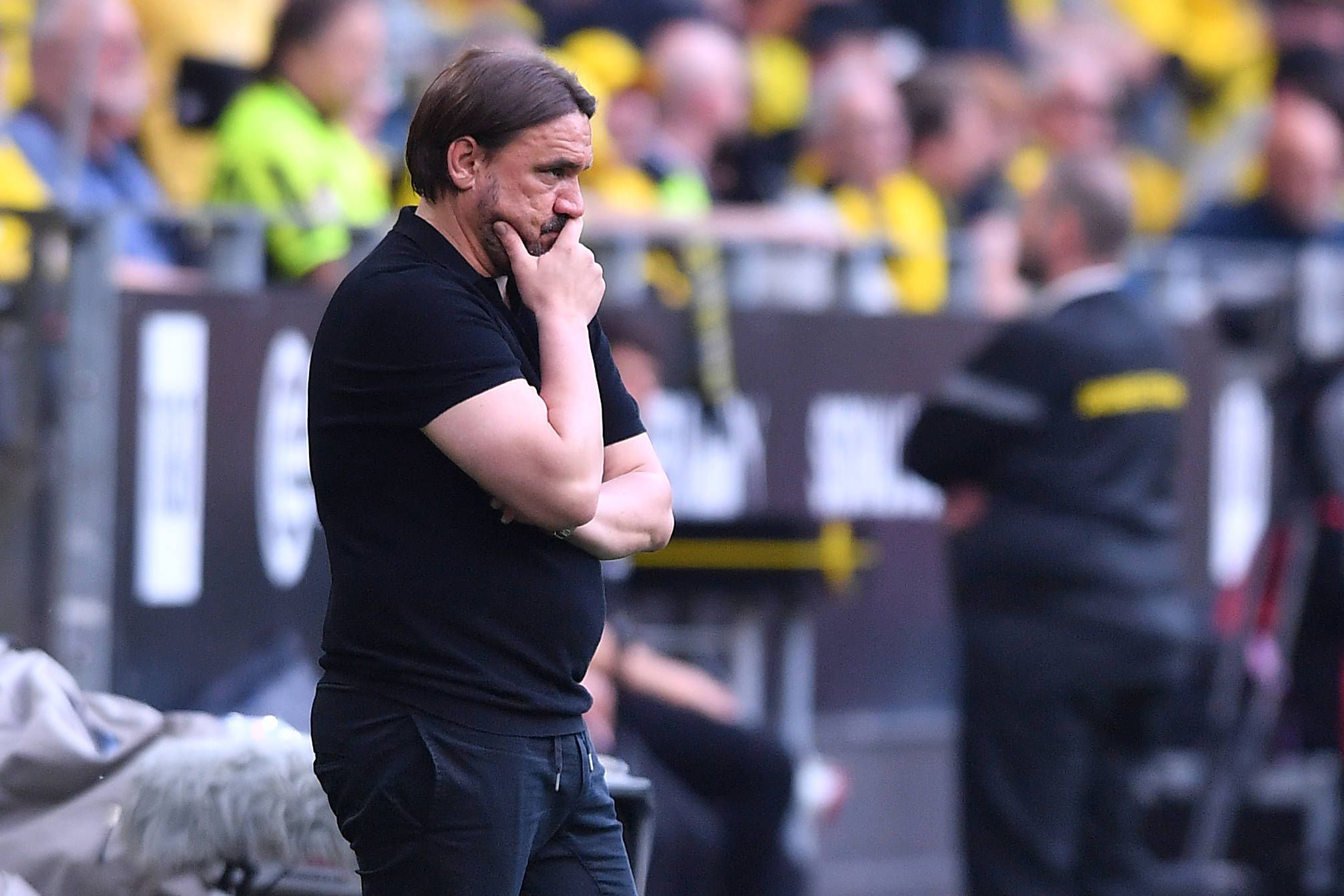 Daniel Farke, Trainer von Borussia Mönchengladbach, am 13. Mai 2023 beim Auswärtsspiel in Dortmund mit nachdenklicher Miene.