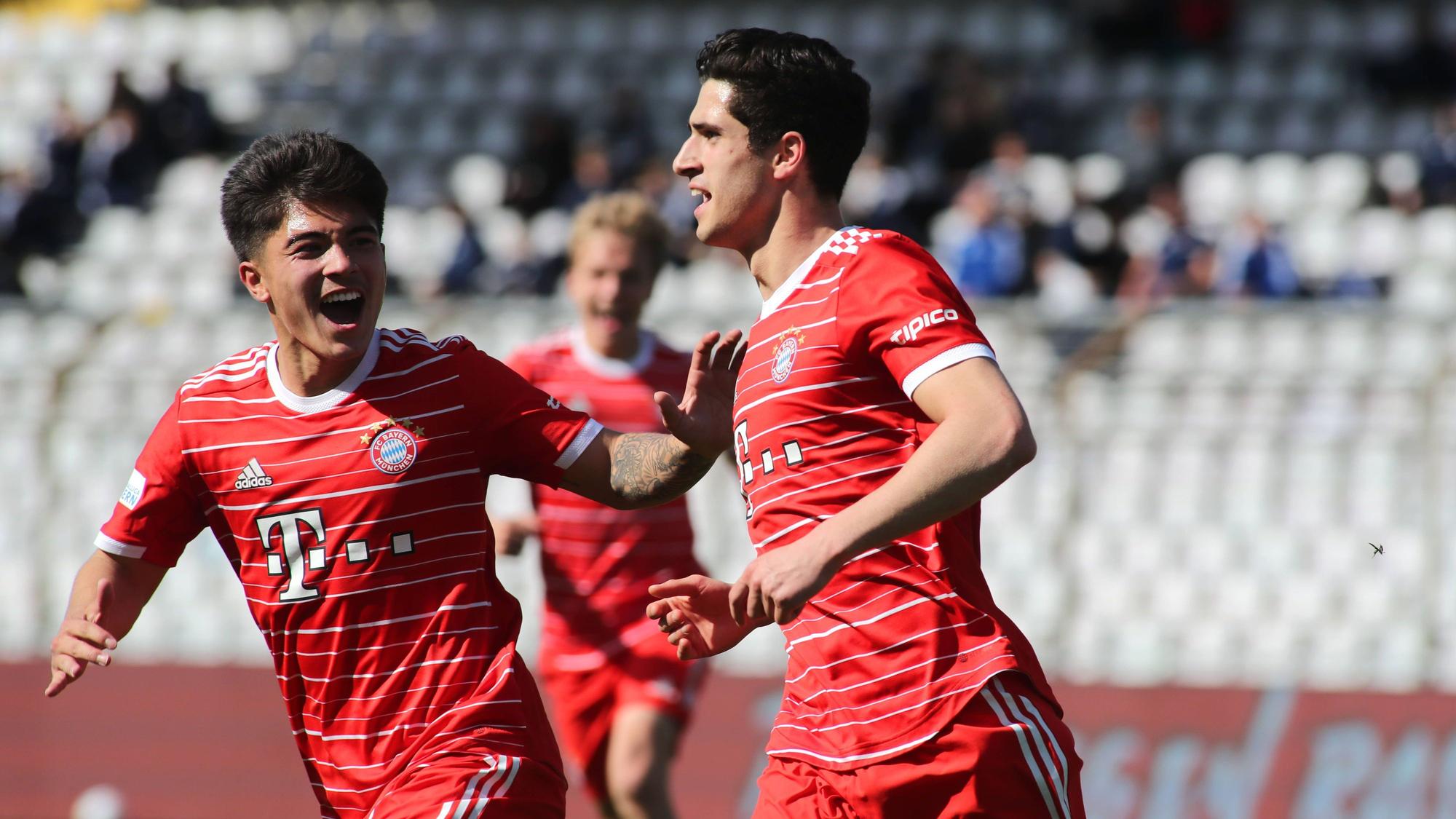 Grant-Leon Ranos (r.) jubelt mit Angelo Brückner.
