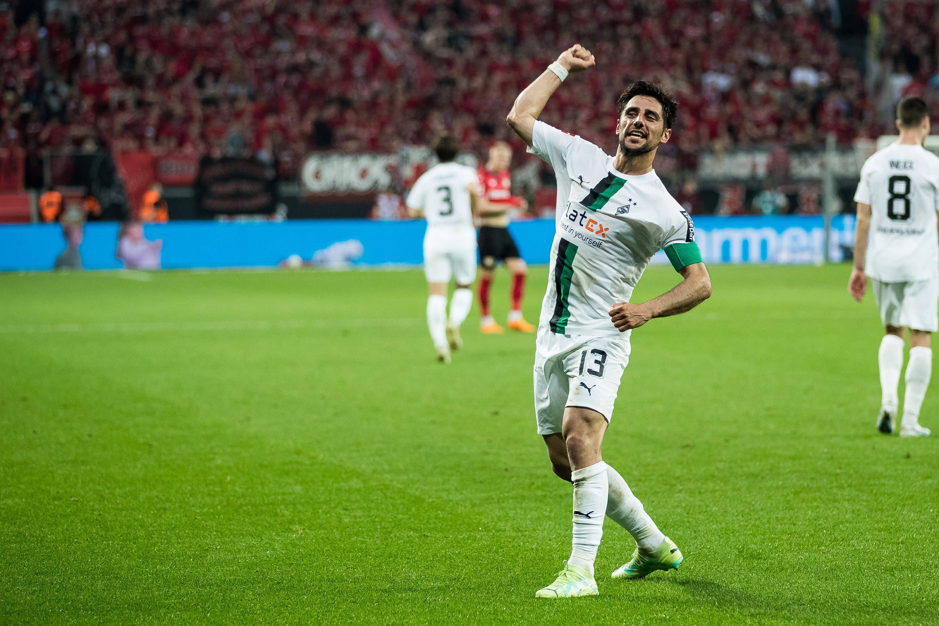 Bayer 04 Leverkusen und Borussia Mönchengladbach haben sich am Sonntag (21. Mai 2023) mit 2:2 voneinander getrennt. Das Foto zeigt Kapitän Lars Stindl beim Jubel.