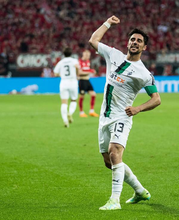 Bayer 04 Leverkusen und Borussia Mönchengladbach haben sich am Sonntag (21. Mai 2023) mit 2:2 voneinander getrennt. Das Foto zeigt Kapitän Lars Stindl beim Jubel.