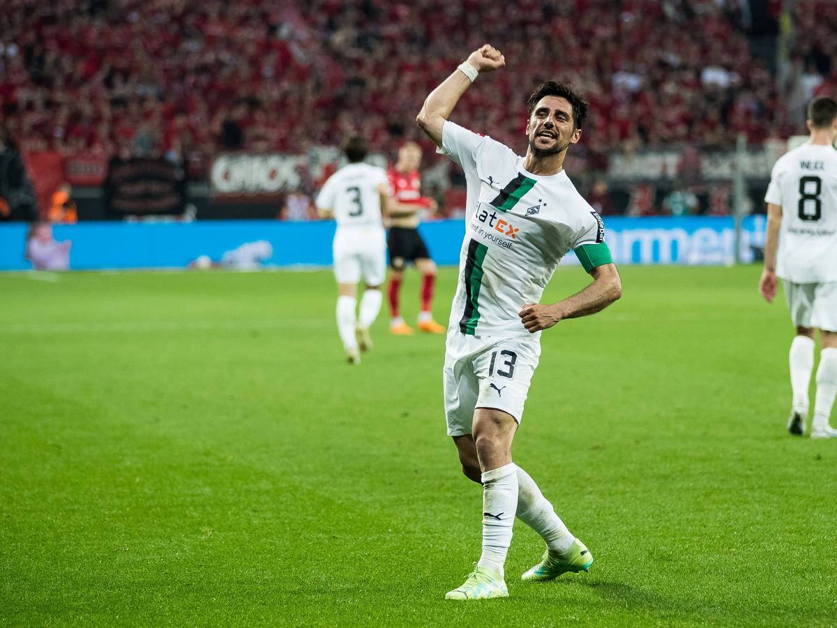 Bayer 04 Leverkusen und Borussia Mönchengladbach haben sich am Sonntag (21. Mai 2023) mit 2:2 voneinander getrennt. Das Foto zeigt Kapitän Lars Stindl beim Jubel.