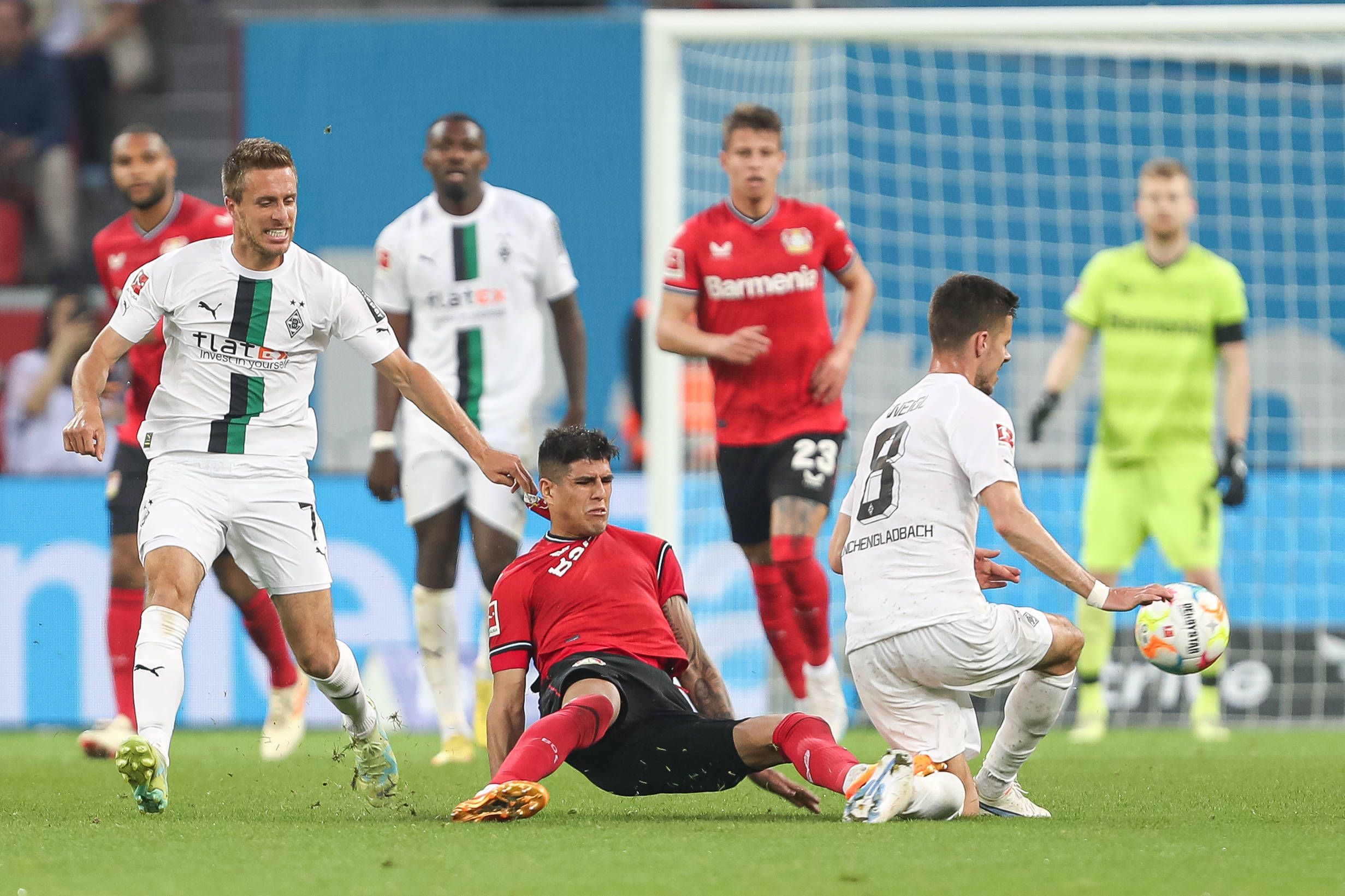 Hartes Foulspiel. Piero Hincapie von Bayer Leverkusen (M.) foult am 21. Mai 2023 Julian Weigl von Borussia Mönchengladbach.