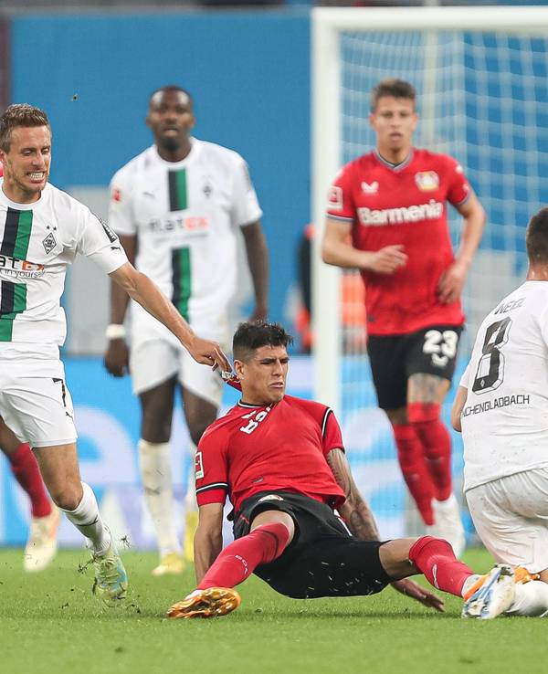 Hartes Foulspiel. Piero Hincapie von Bayer Leverkusen (M.) foult am 21. Mai 2023 Julian Weigl von Borussia Mönchengladbach.