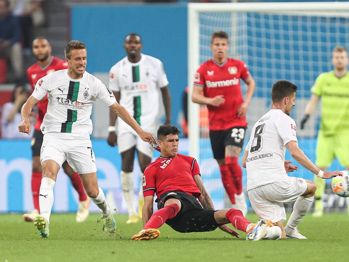 Hartes Foulspiel. Piero Hincapie von Bayer Leverkusen (M.) foult am 21. Mai 2023 Julian Weigl von Borussia Mönchengladbach.