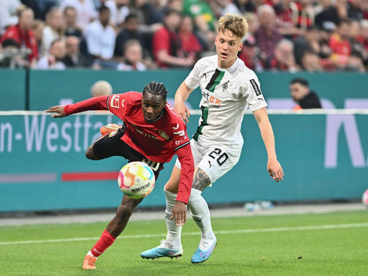 Luca Netz von Borussia Mönchengladbach (r.) am 21. Mai 2023 im Zweikampf mit Jeremy Frimpong von Bayer Leverkusen.