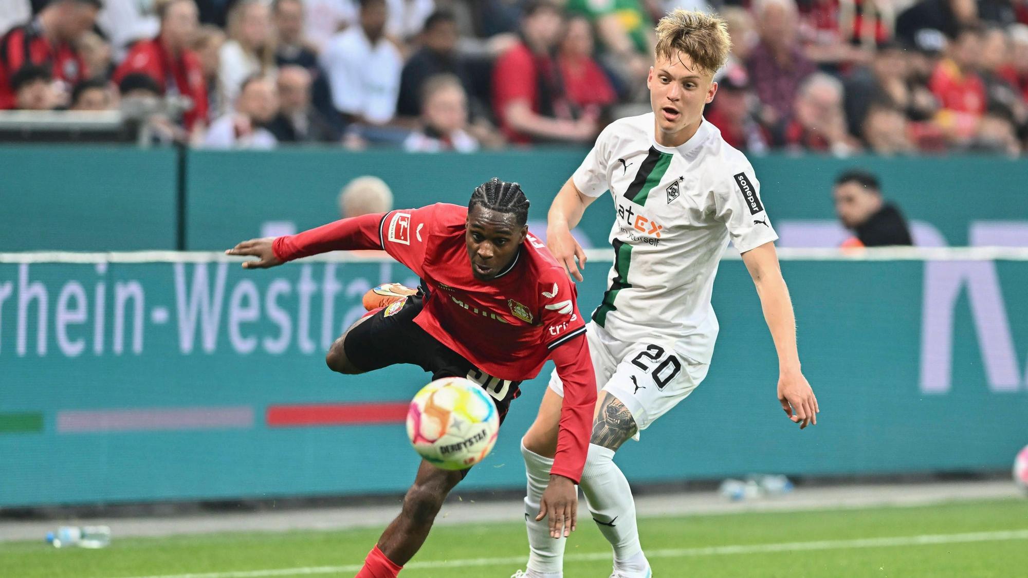 Luca Netz von Borussia Mönchengladbach (r.) am 21. Mai 2023 im Zweikampf mit Jeremy Frimpong von Bayer Leverkusen.
