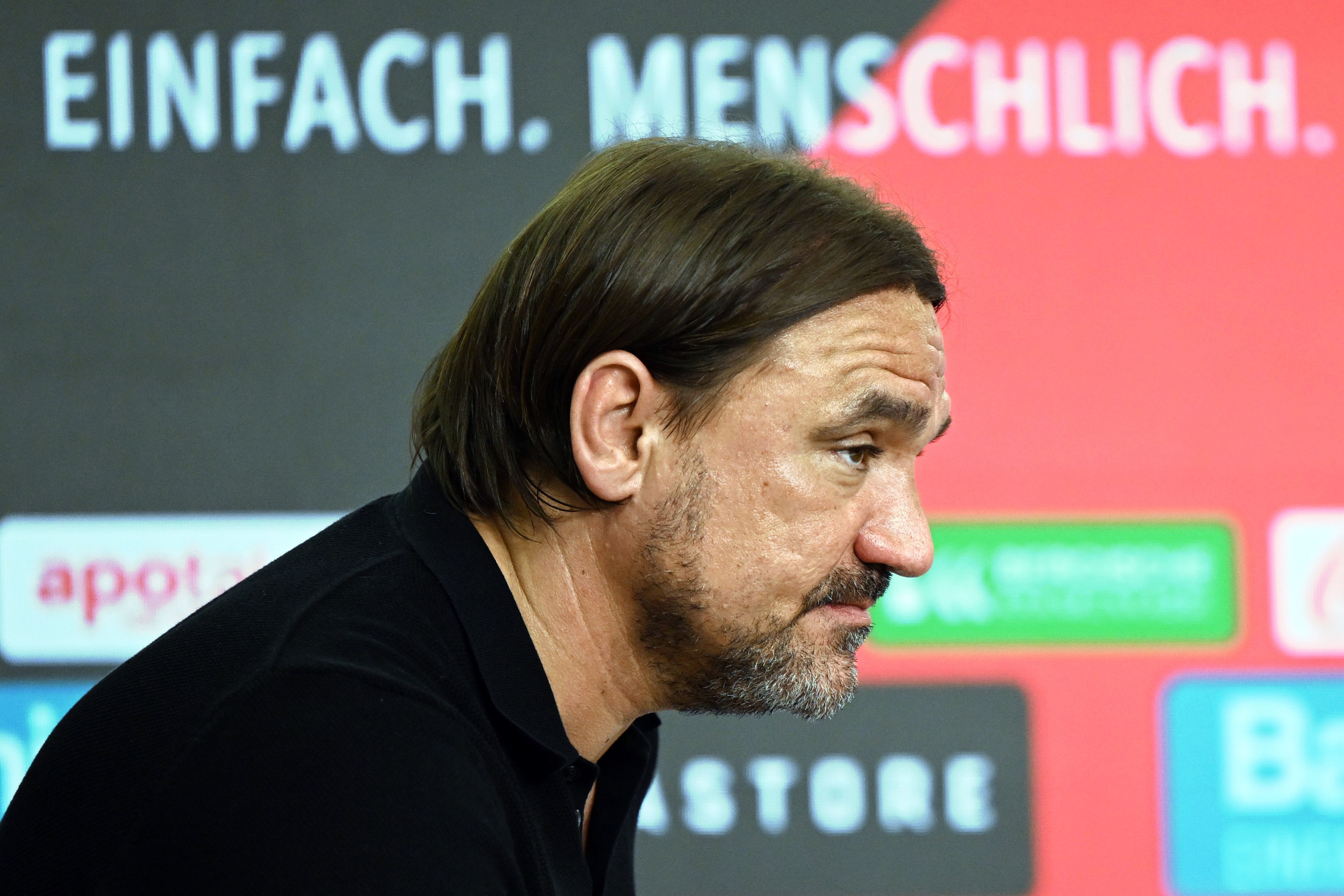 Gladbach-Trainer Daniel Farke, hier zu sehen nach dem Bundesliga-Duell (21. Mai 2023) bei Bayer Leverkusen. Farke schaut missmutig wirkend nach vorne.