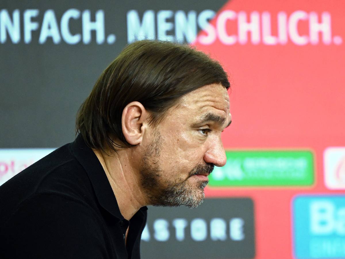Ex-Gladbach-Trainer Daniel Farke, hier zu sehen nach dem Bundesliga-Duell (22. Mai 2023) bei Bayer Leverkusen. Farke schaut missmutig wirkend nach vorne.