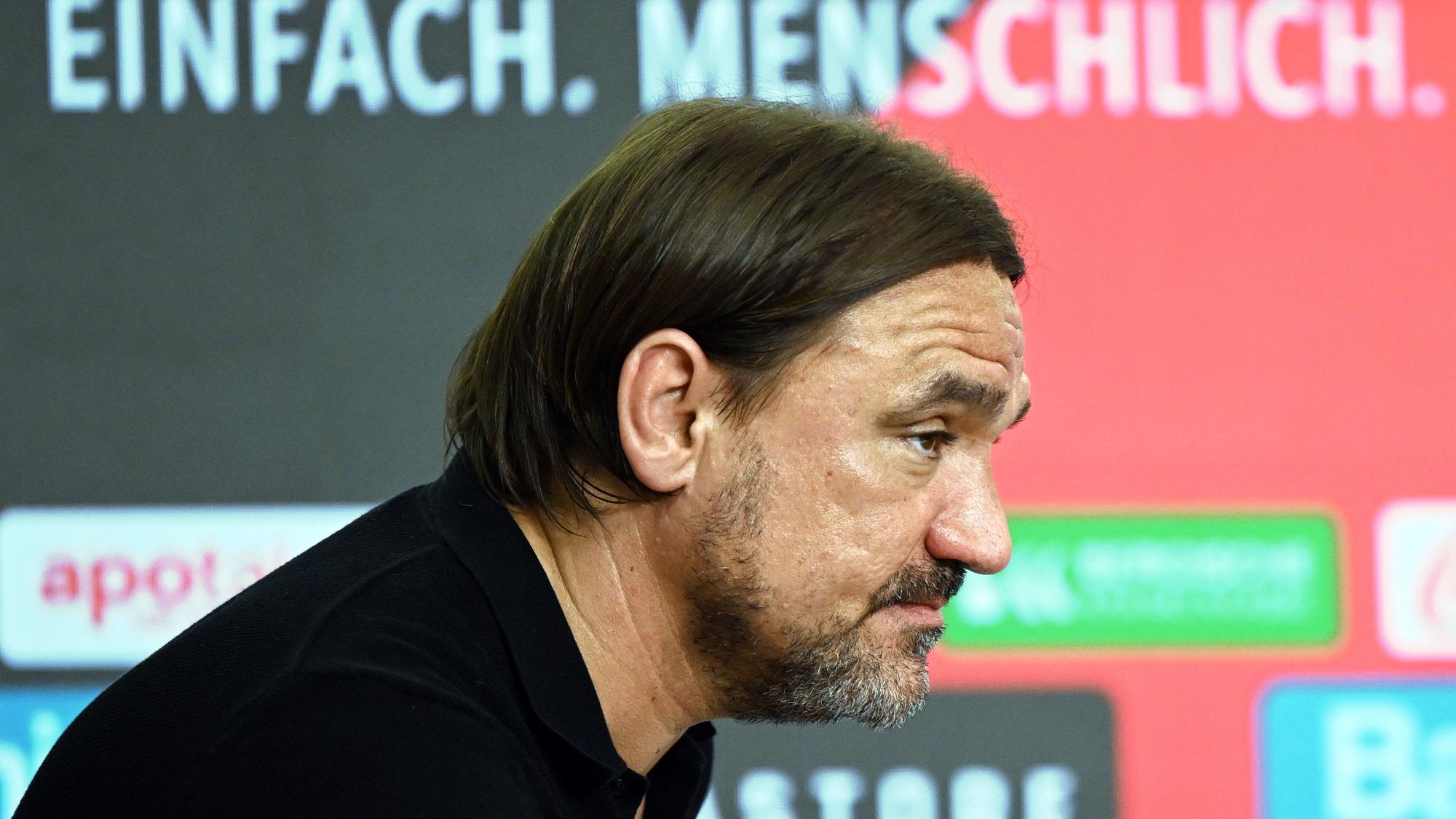 Ex-Gladbach-Trainer Daniel Farke, hier zu sehen nach dem Bundesliga-Duell (22. Mai 2023) bei Bayer Leverkusen. Farke schaut missmutig wirkend nach vorne.