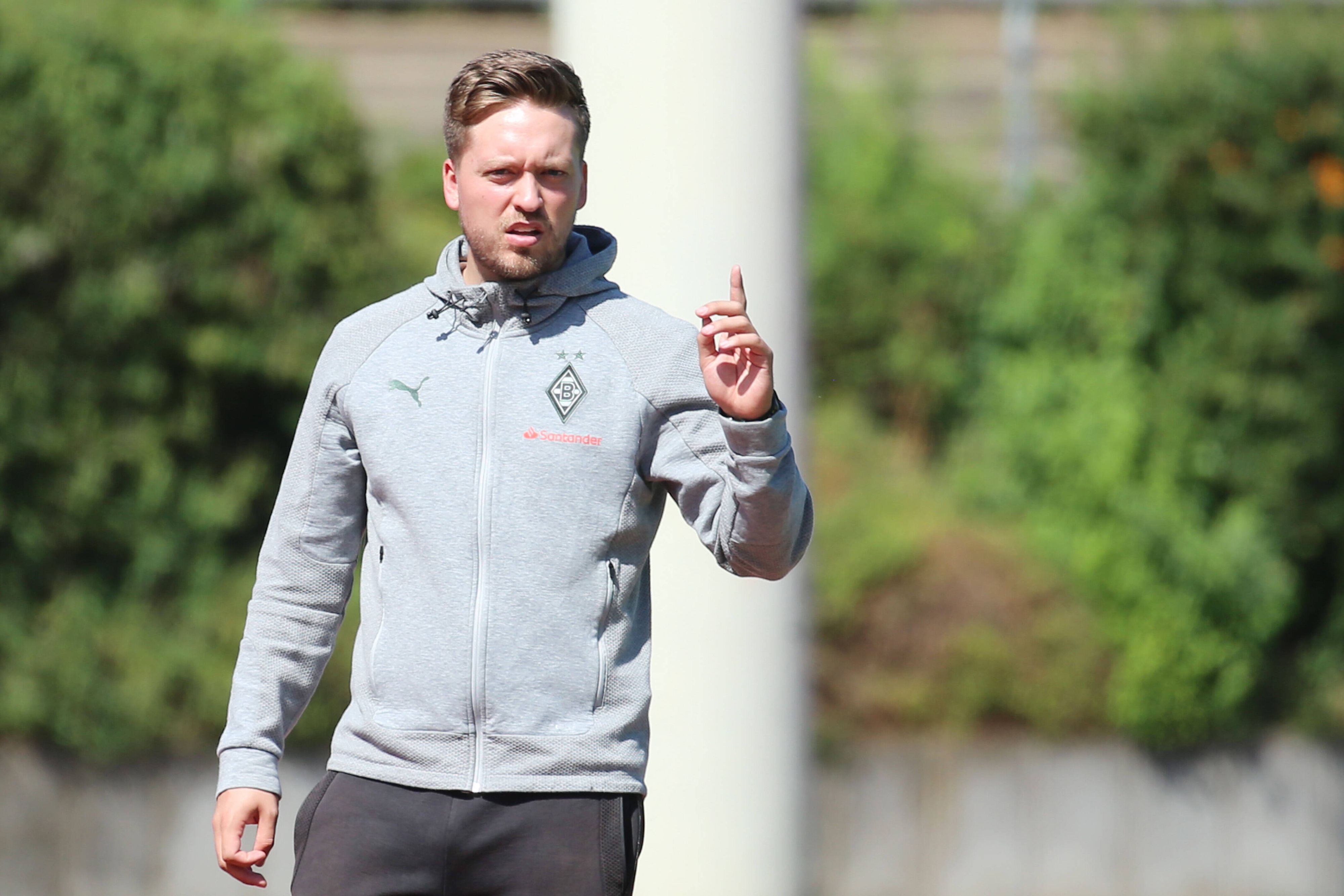 Jonas Spengler, Trainer von der Frauenmannschaft von Borussia Mönchengladbach, am28. August 2022 am Spielfeldrand.