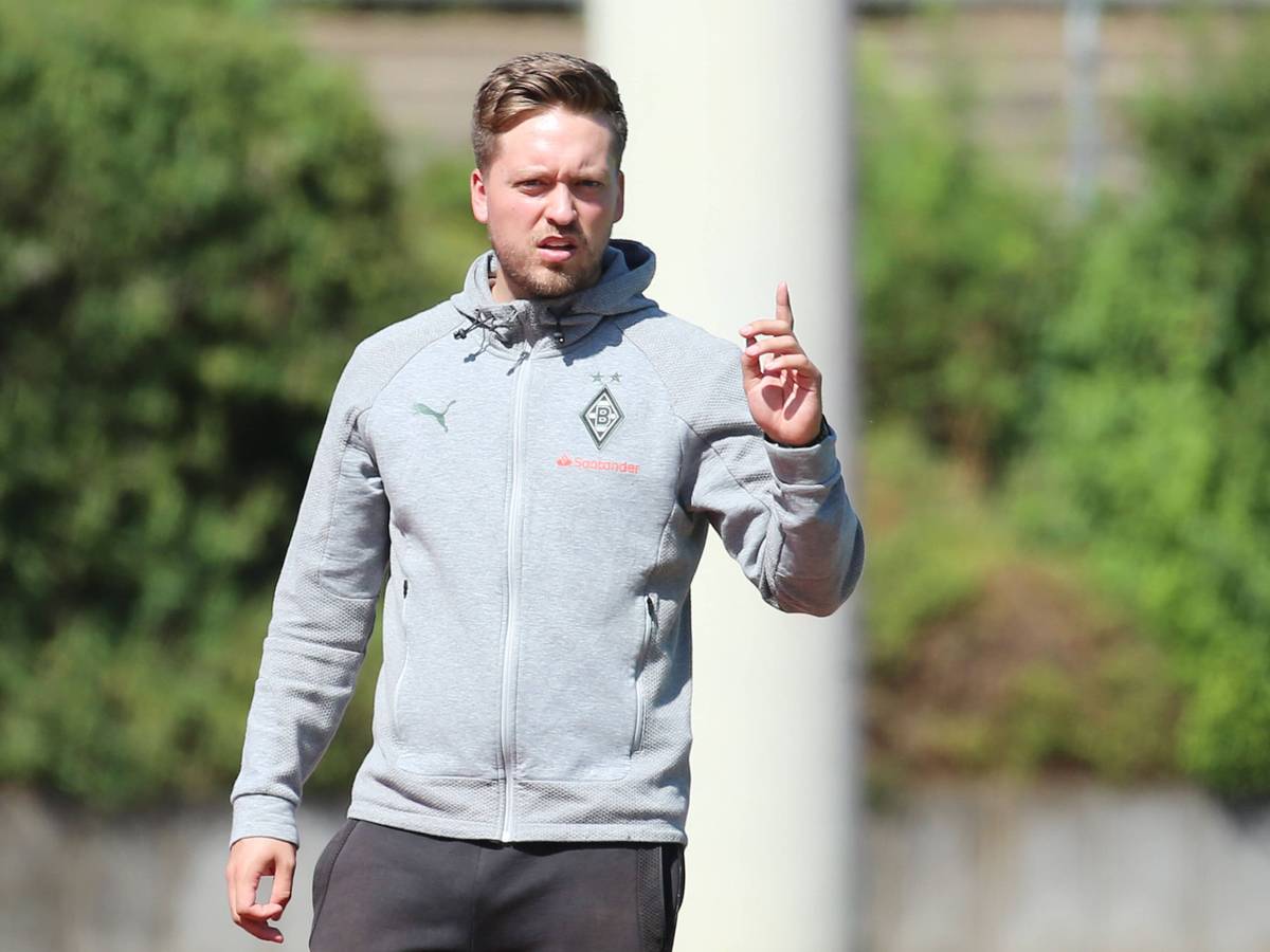 Jonas Spengler, Trainer von der Frauenmannschaft von Borussia Mönchengladbach, am28. August 2022 am Spielfeldrand.