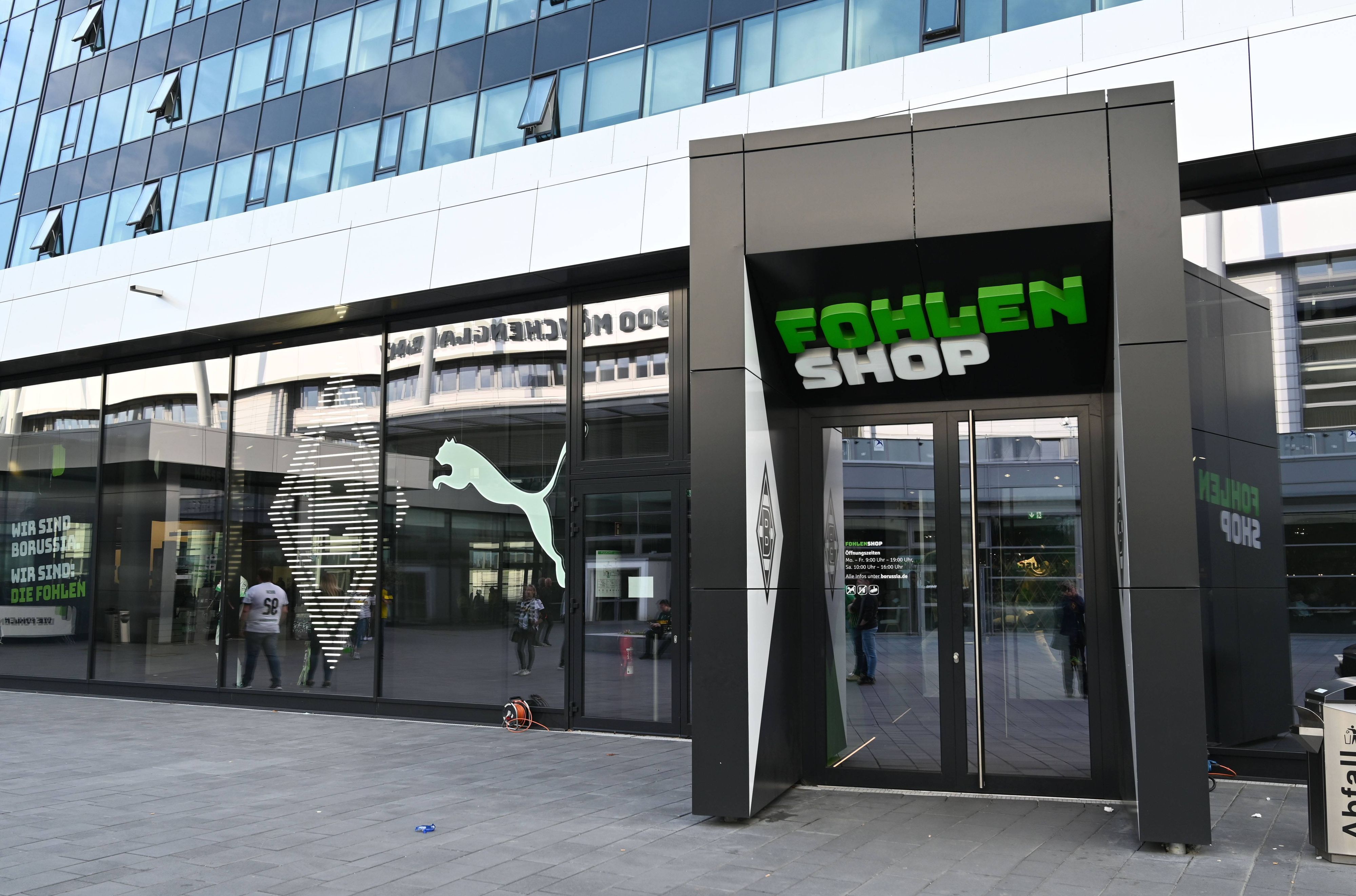 Der Fanshop von Borussia Mönchengladbach im Borussia-Park. Dieses Foto zeigt das Klub-Gebäude am 18. Mai 2019. Zu sehen sind das Logo des Klubs und das von Ausrüster Puma.