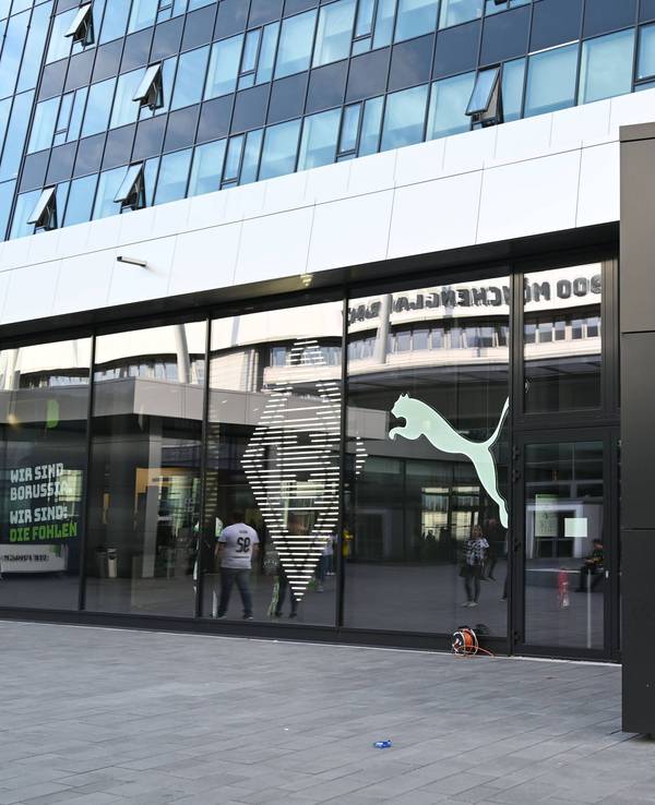 Der Fanshop von Borussia Mönchengladbach im Borussia-Park. Dieses Foto zeigt das Klub-Gebäude am 18. Mai 2019. Zu sehen sind das Logo des Klubs und das von Ausrüster Puma.