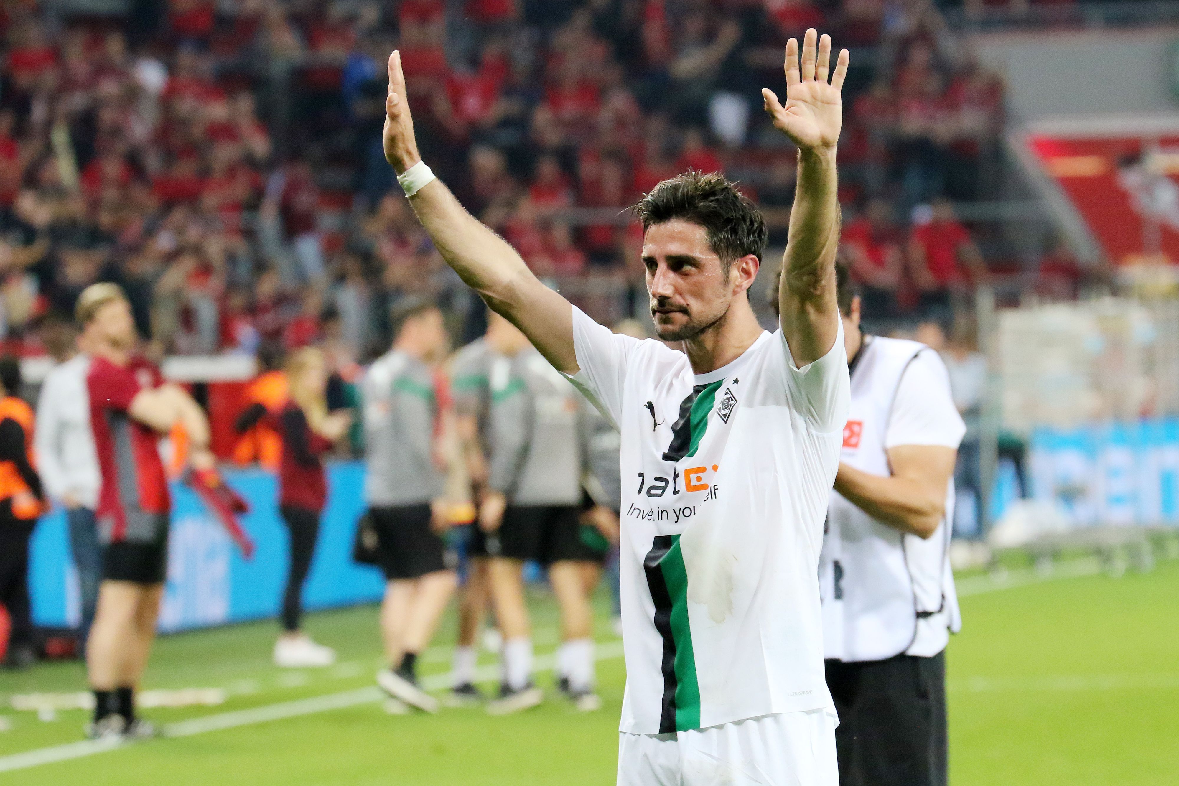 Lars Stindl, Kapitän von Borussia Mönchengladbach, bedankt sich nach dem Bundesliga-Auswärtsspiel gegen Bayer Leverkusen (21. Mai 2023) bei den mitgereisten Fans. Stindl hat beide Arme erhoben.