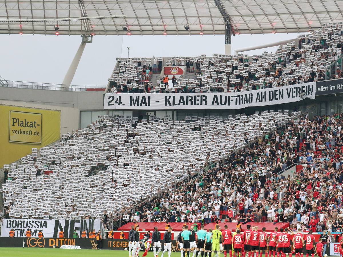Die Fans von Borussia Mönchengladbach fordern ihren Klub vor dem Bundesliga-Auswärtsspiel bei Bayer Leverkusen (21. Mai 2023) auf, gegen den geplanten DFL-Anteilsverkauf zu stimmen. Auf Bannern steht „24. Mai – klarer Auftrag an den Verein“ und „Borussia stimmt Nein!“. Die Fans halten zahlreiche Schilder mit dem Wort „Nein“ hoch.