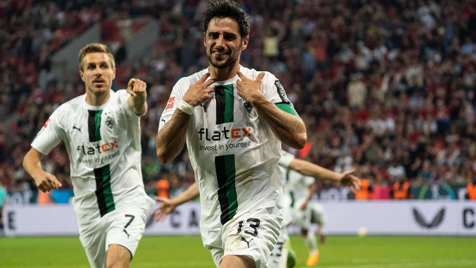 Lars Stindl, Kapitän von Borussia Mönchengladbach, am 21. Mai 2023 beim Bundesliga-Spiel bei Bayer Leverkusen beim Torjubel.