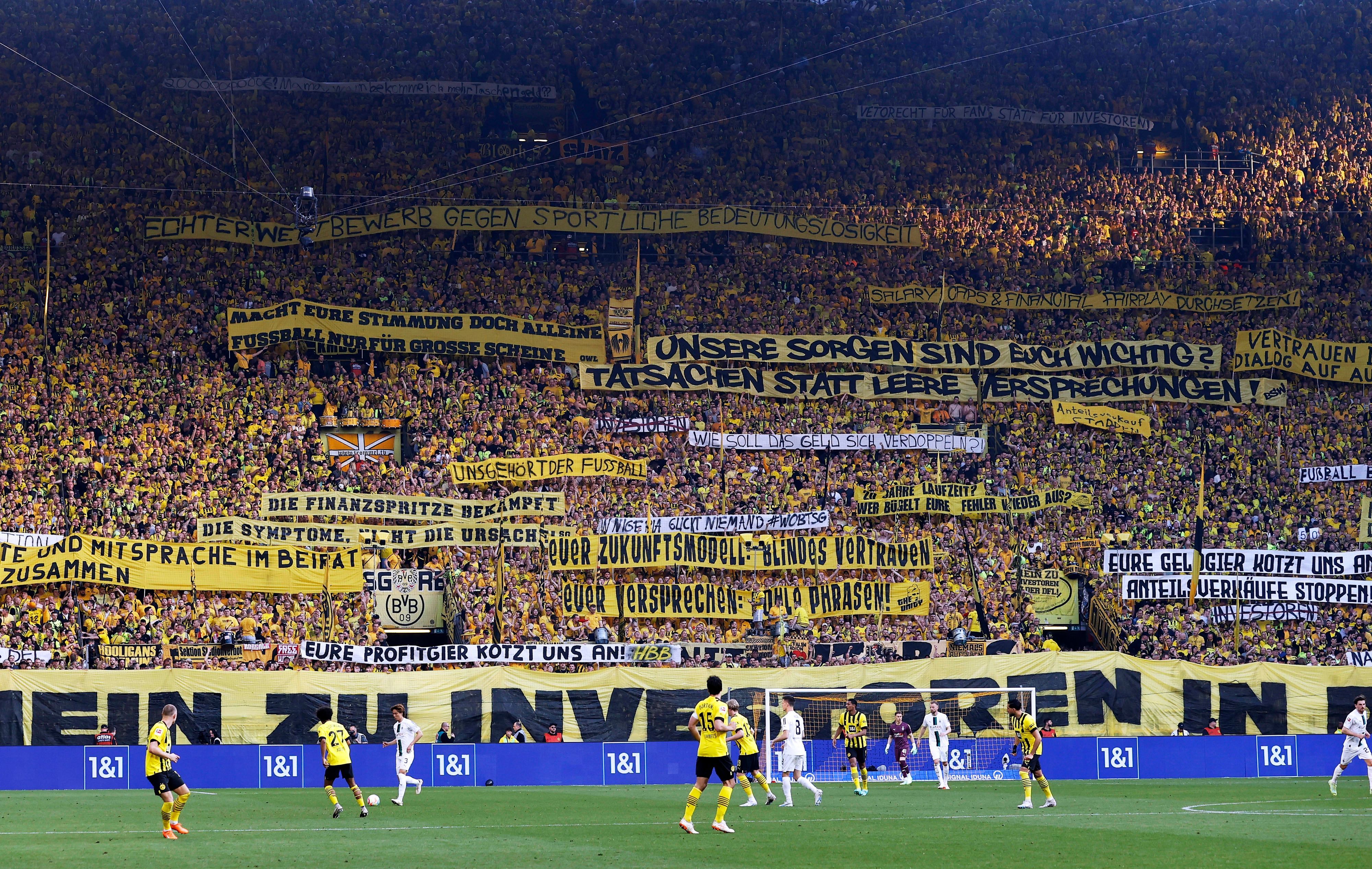 Fans von Borussia Dortmund protestieren beim Bundesligaspiel gegen Borussia Mönchengladbach (13. Mai 2023) mit zahlreichen Bannern auf der Südtribüne im Signal-Iduna-Park gegen den geplanten DFL-Investoreneinstieg.