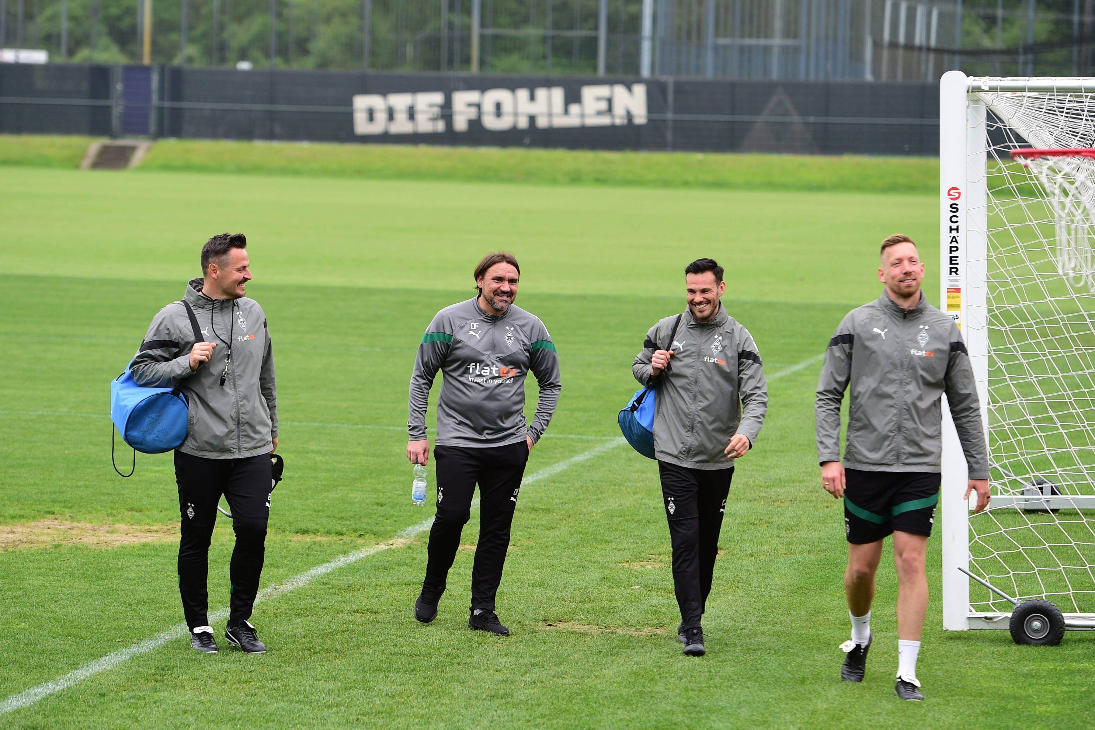 Das Trainerteam von Borussia Mönchengladbach beim Training im Borussia-Park am 11. Mai 2023. Zu sehen sind (v. l.) Co-Trainer Edmund Riemer, Trainer Daniel Farke, Co-Trainer Christopher John und Athletiktrainer Chris Domogalla.