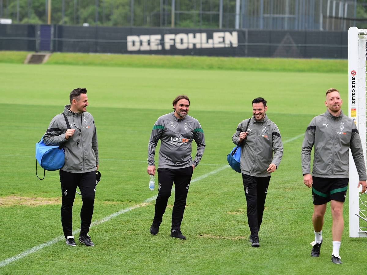 Das Trainerteam von Borussia Mönchengladbach beim Training im Borussia-Park am 11. Mai 2023. Zu sehen sind (v. l.) Co-Trainer Edmund Riemer, Trainer Daniel Farke, Co-Trainer Christopher John und Athletiktrainer Chris Domogalla.