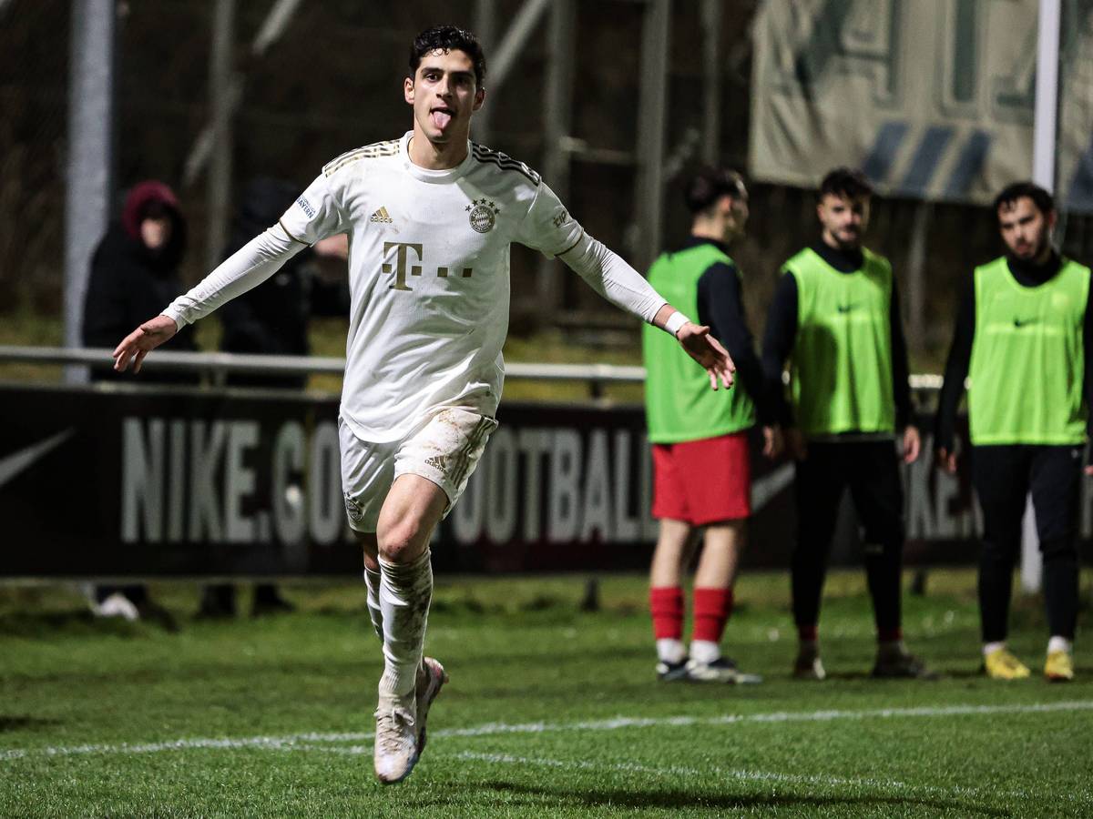 Grant-Leon Ranos bejubelt am 31. März 2023 beim Sieg der Zweitvertretung von Bayern München in Heimstetten einen Treffer.