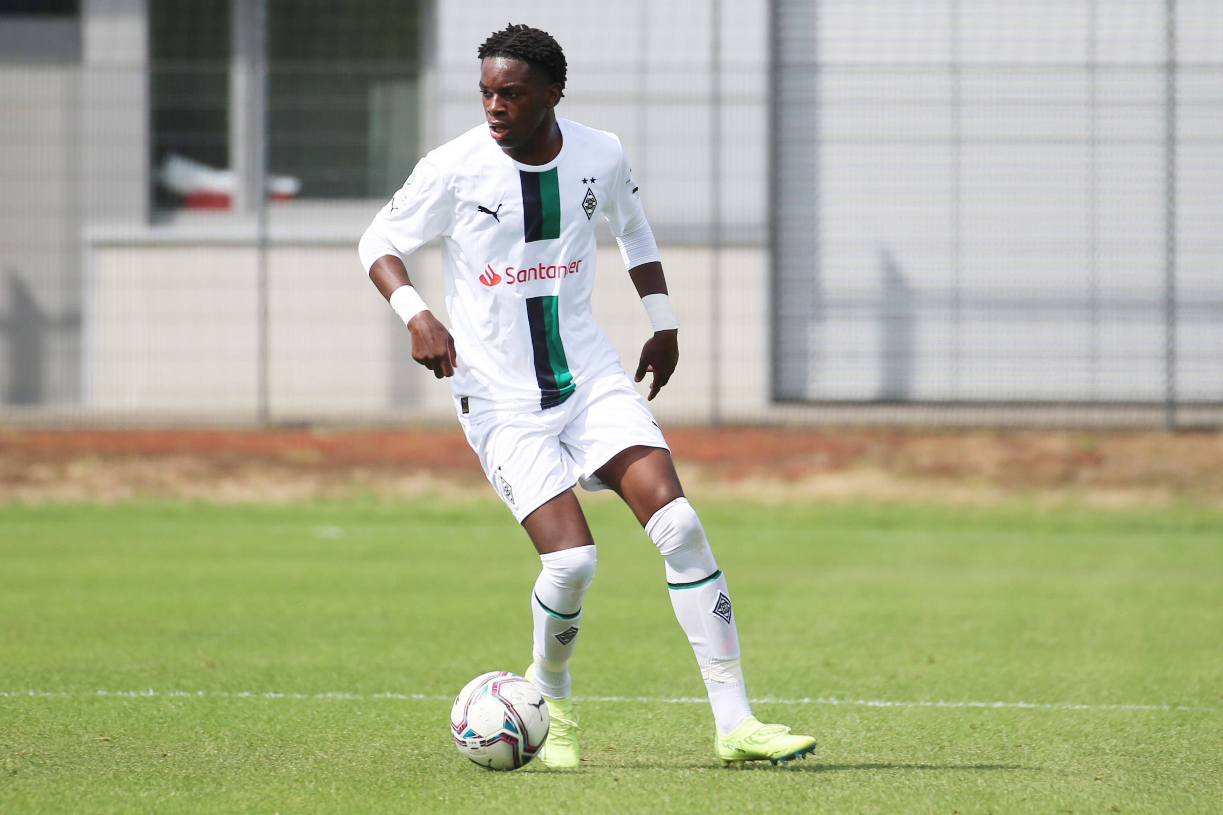 Winsley Boteli am 20. August 2022 beim Spiel der U17 von Borussia Mönchengladbach gegen den SC Paderborn.