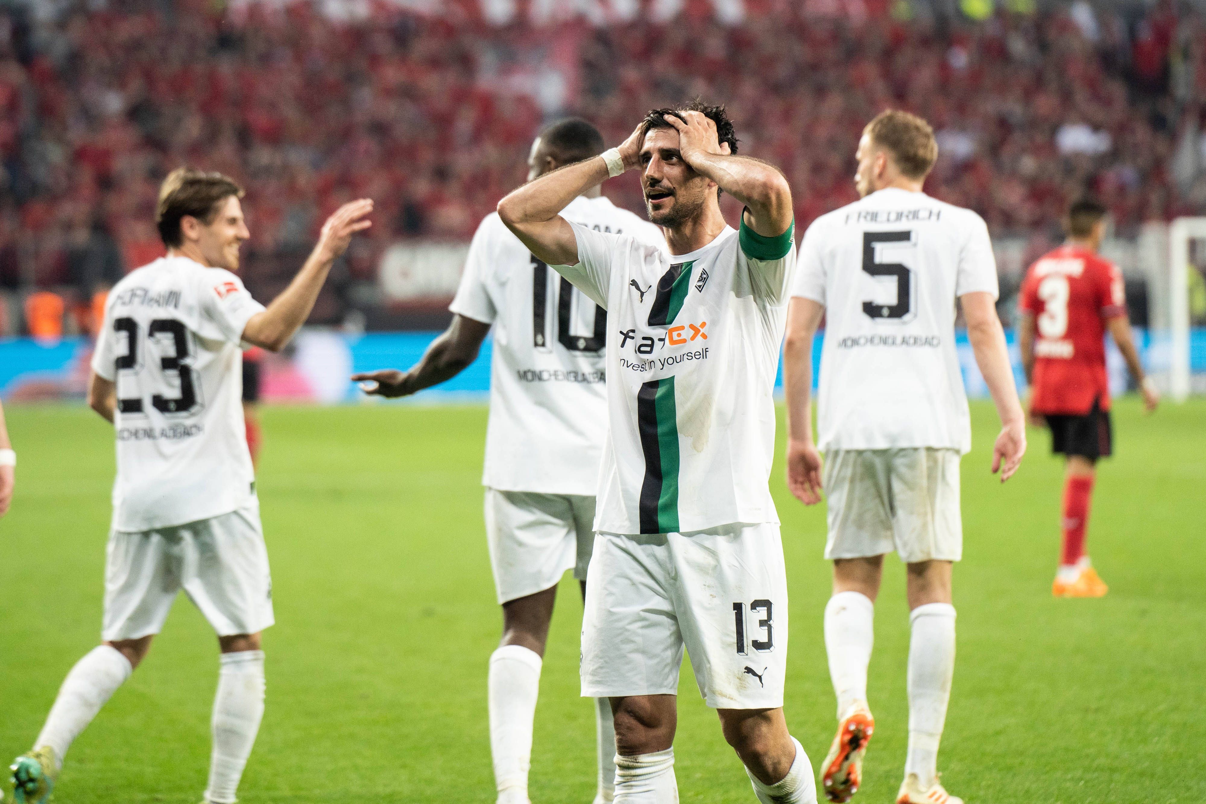 Lars Stindl wird nach seinem Treffer zum 2:2 für Borussia Mönchengladbach bei Bayer Leverkusen am 21. Mai 2023 von den Gladbach-Fans gefeiert, die Rührung ist ihm ins Gesicht geschrieben.