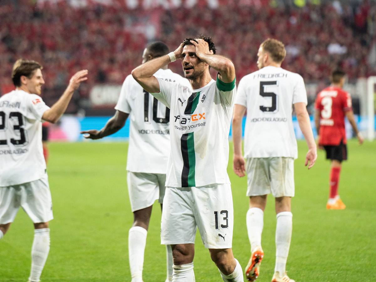 Lars Stindl wird nach seinem Treffer zum 2:2 für Borussia Mönchengladbach bei Bayer Leverkusen am 21. Mai 2023 von den Gladbach-Fans gefeiert, die Rührung ist ihm ins Gesicht geschrieben.