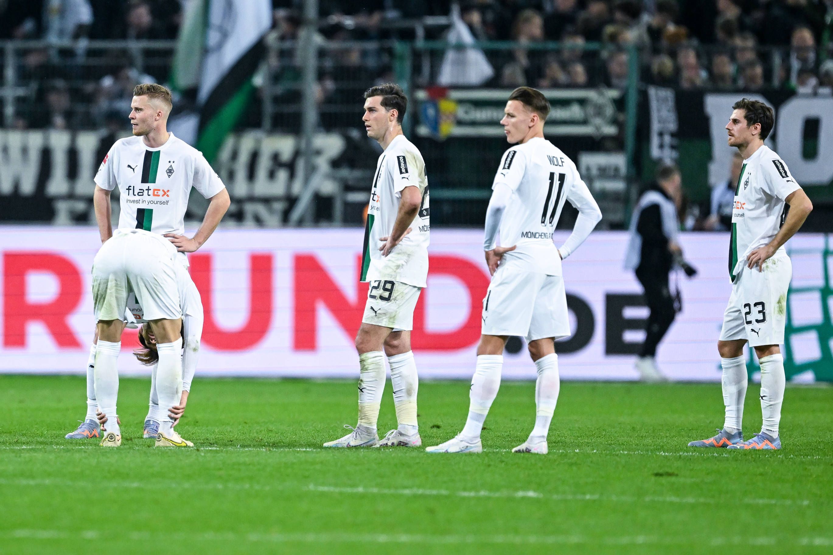 Enttäuschung nach dem 2:2 von Borussia Mönchengladbach gegen Werder Bremen am 17. März 2023. Hannes Wolf (2.v.r.) und seine Gladbach-Teamkollegen schauen konsterniert drein.
